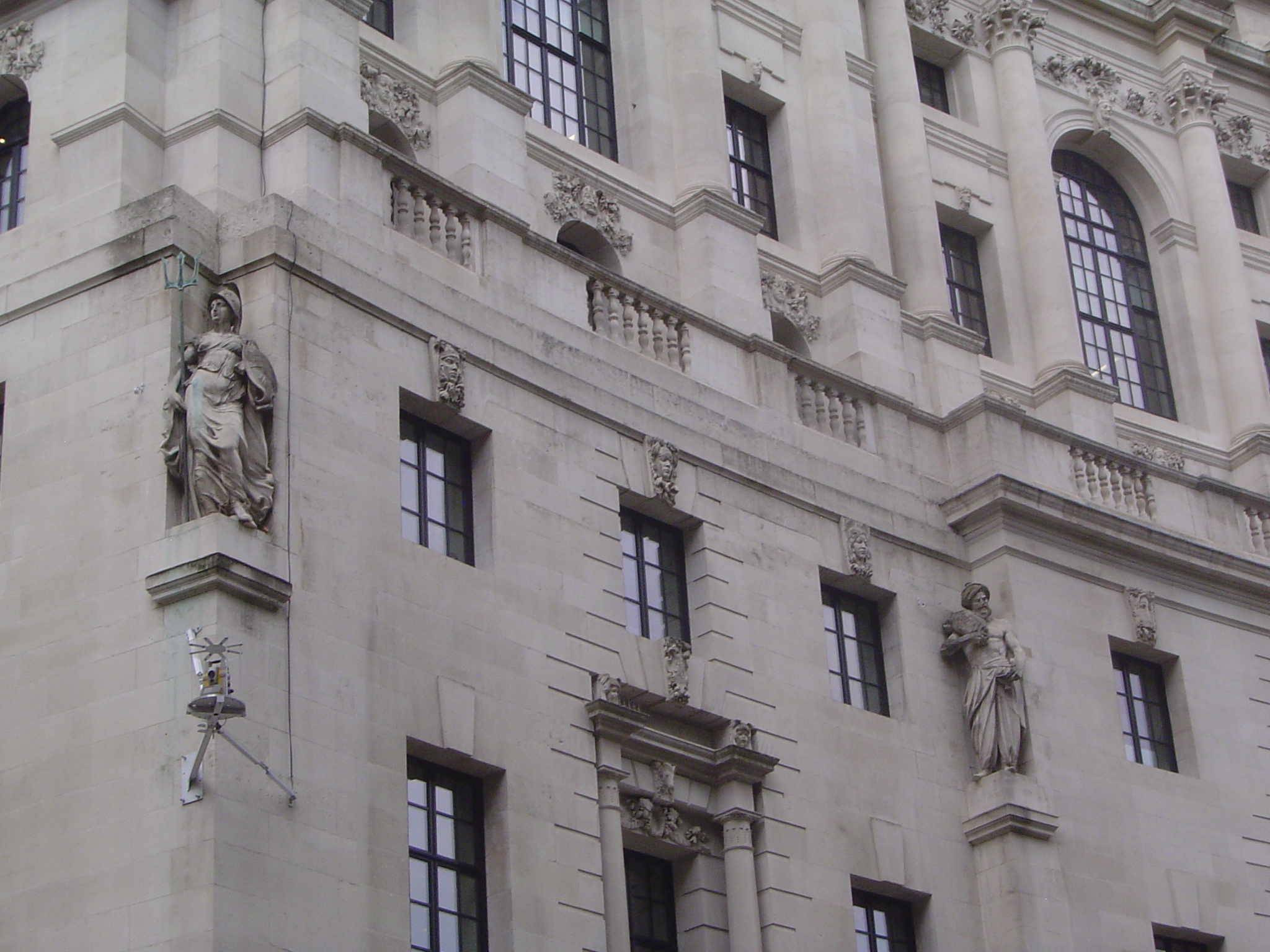 On that curved facade there are larger-than-life statues of Britannia and a bare-chested Indian water carrier. They're the work of Francis D
