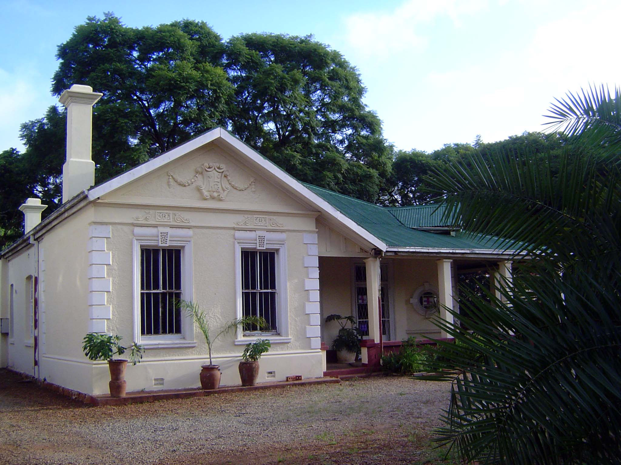 Lo Kia House was built in 1902 by one of the city's two most prominent architects, James Alfred Cope-Christie, for his own use. It lacks an