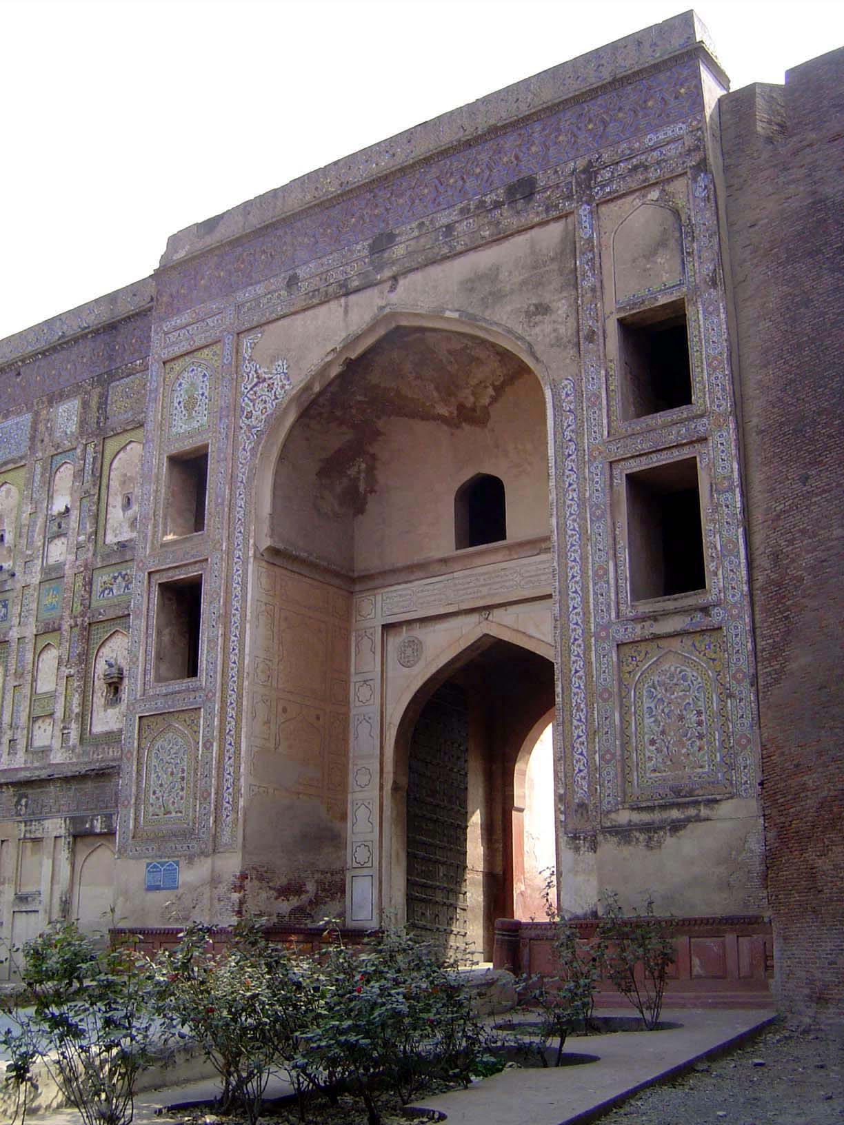 We're on the way out now. In fact, we've just passed through the Elephant Gate and turned around to notice that the fort's wall on this side