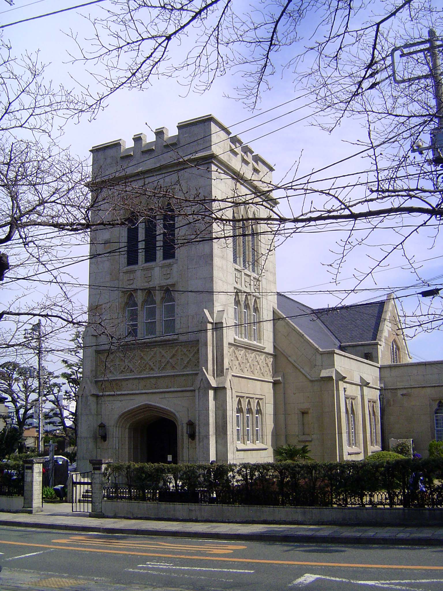 Next door is Christ Church of the Bluff. It doesn't look very old. That's because the original church, of brick, was shaken to pieces. The c