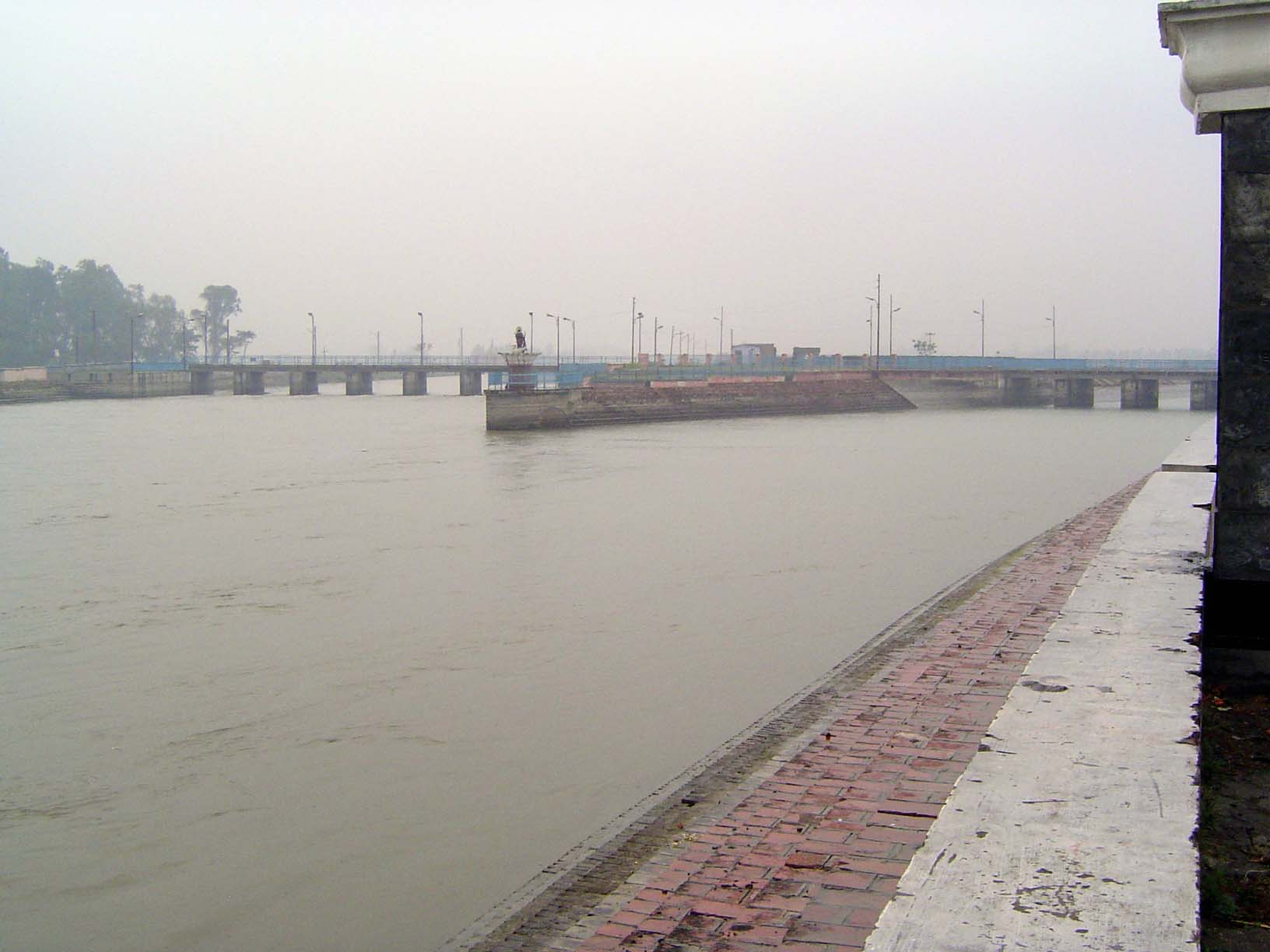 Had the old aqueduct been dismantled, as intended in 1990? Nope: here's the view from downstream, where water from the new aqueduct, on the