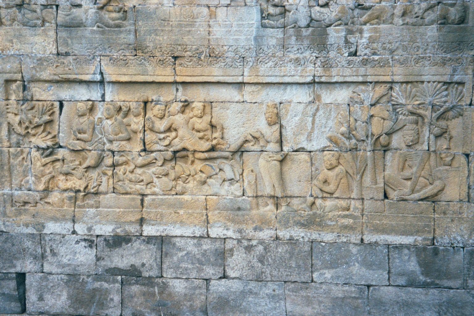 The naga escapes from the snake-charmer with the help of a hunter, who in exchange is given a magic lariat. He uses it to capture the nymph