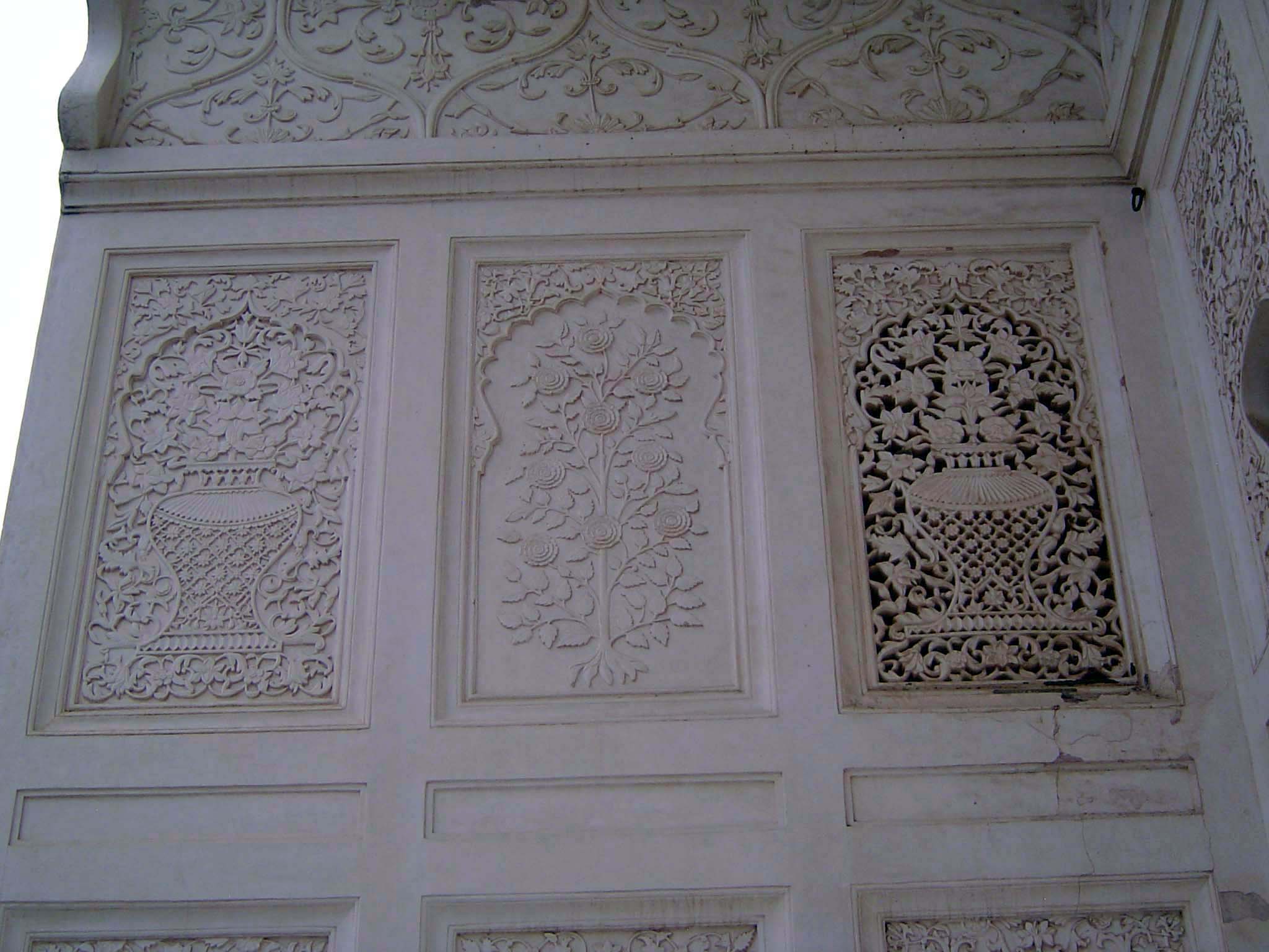 Unlike the marble-clad Taj, this Taj is mostly plaster-clad.