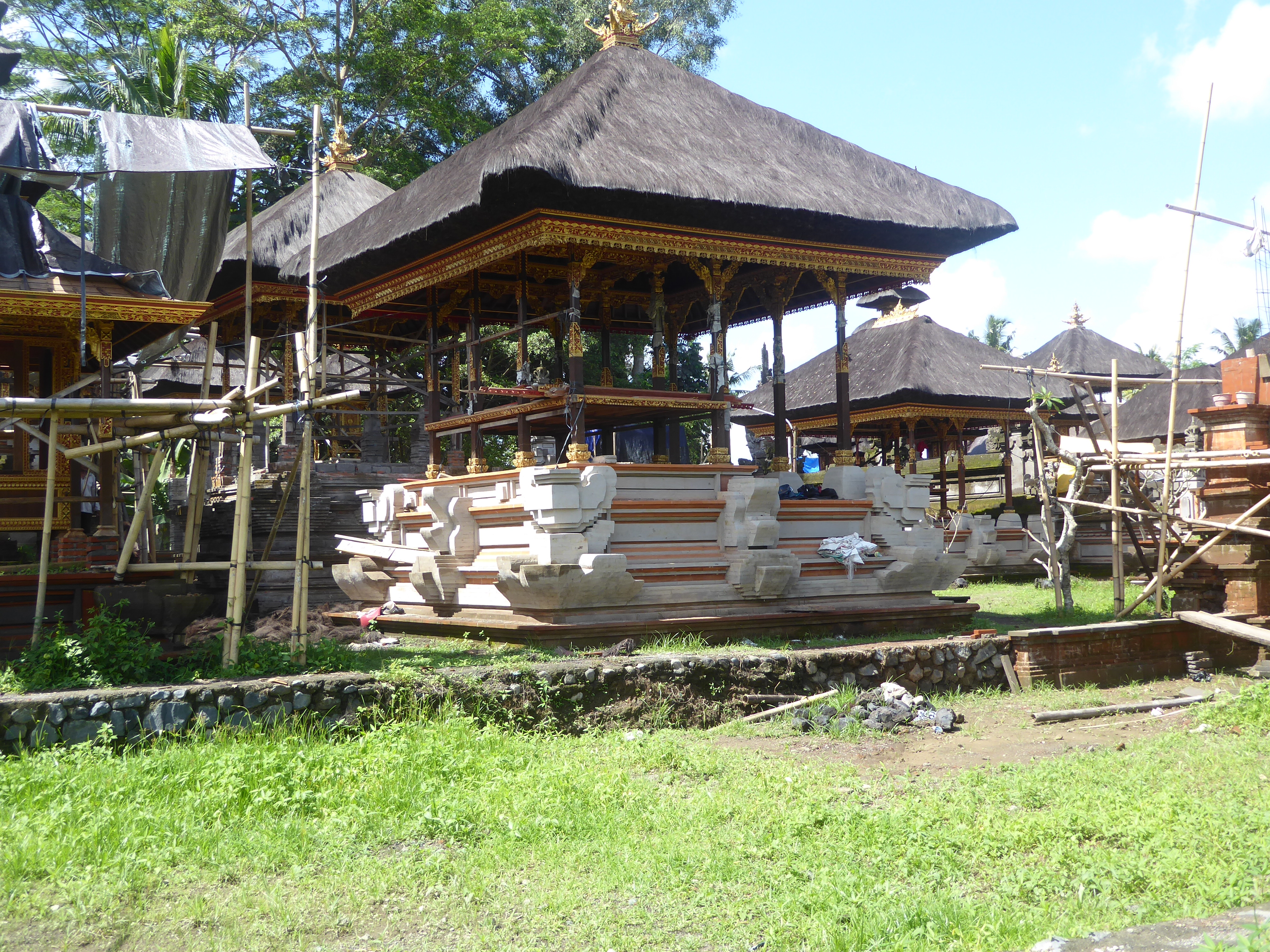 Wijaya complains that "since the Balinasi programme of architectural atrocity 1975-95, when all public buildings had to have 5% brick and pa