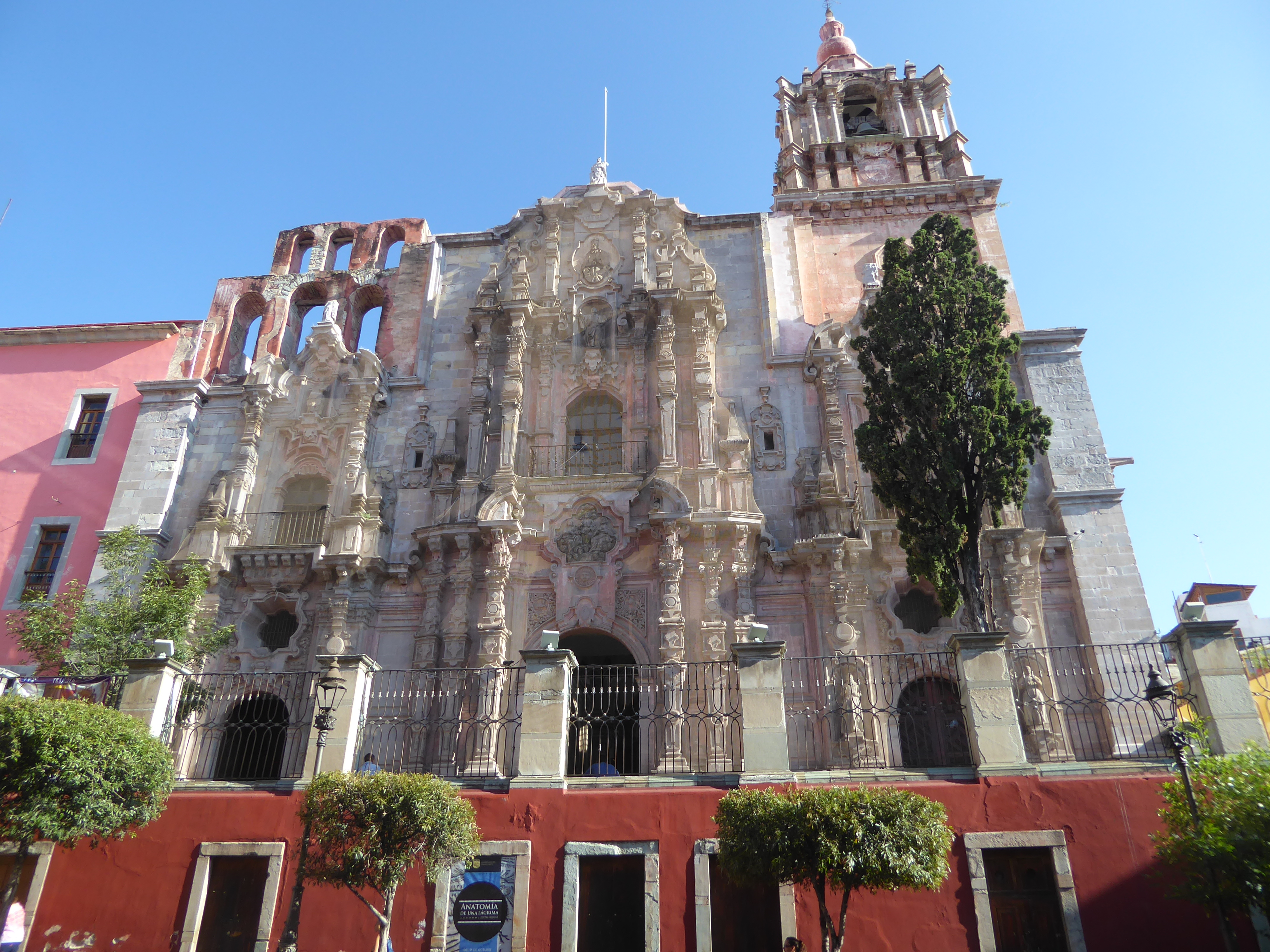 And here's the Jesuit's Iglesia de la Compañia en Puebla, consecrated in 1765, a lifetime after the basilica. Sylvester Baxter calls the fac
