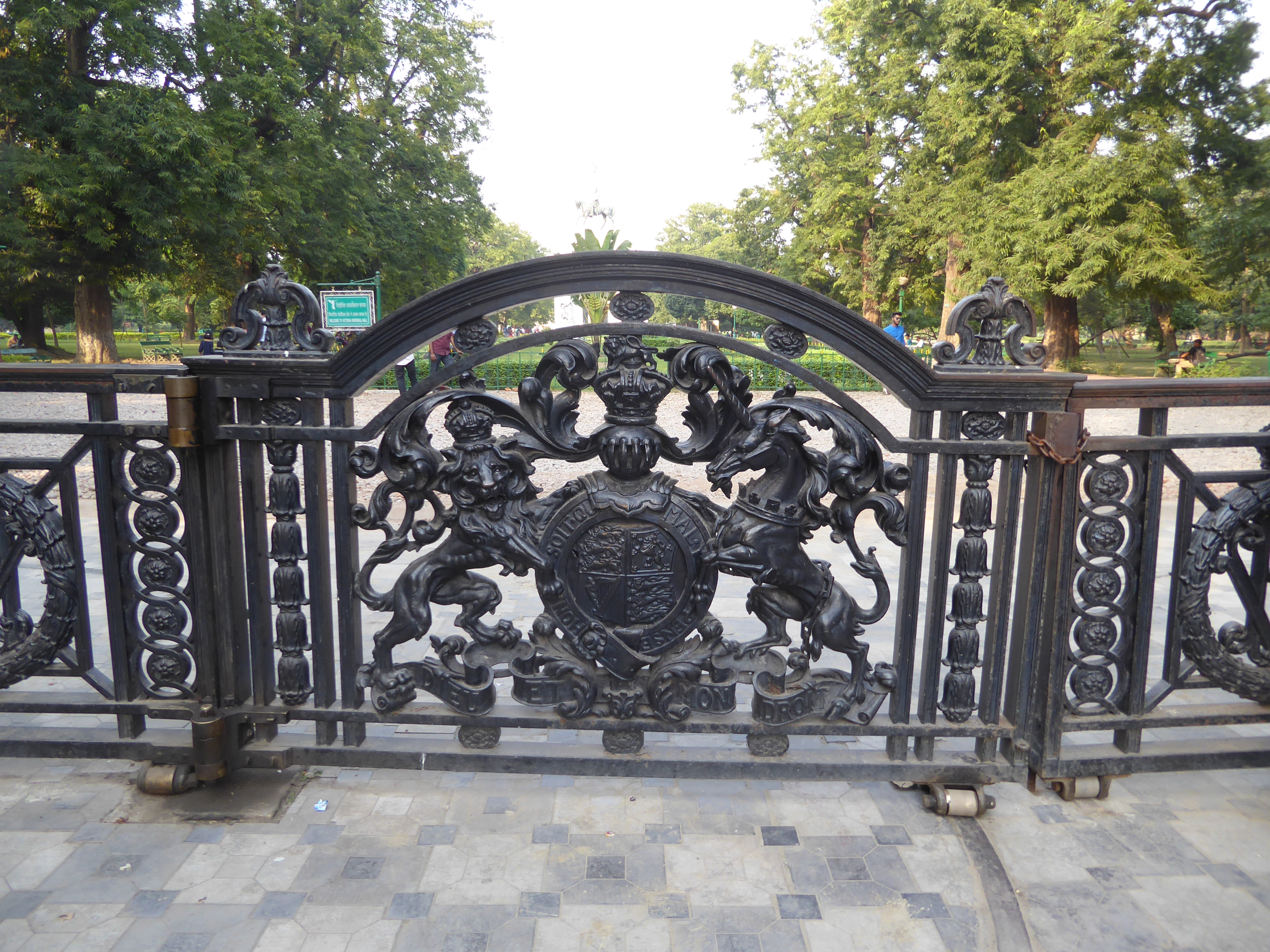 Just across the way there's something that's aged much better: its one of the gates around the Victoria Memorial. Sure, it's a small detail,
