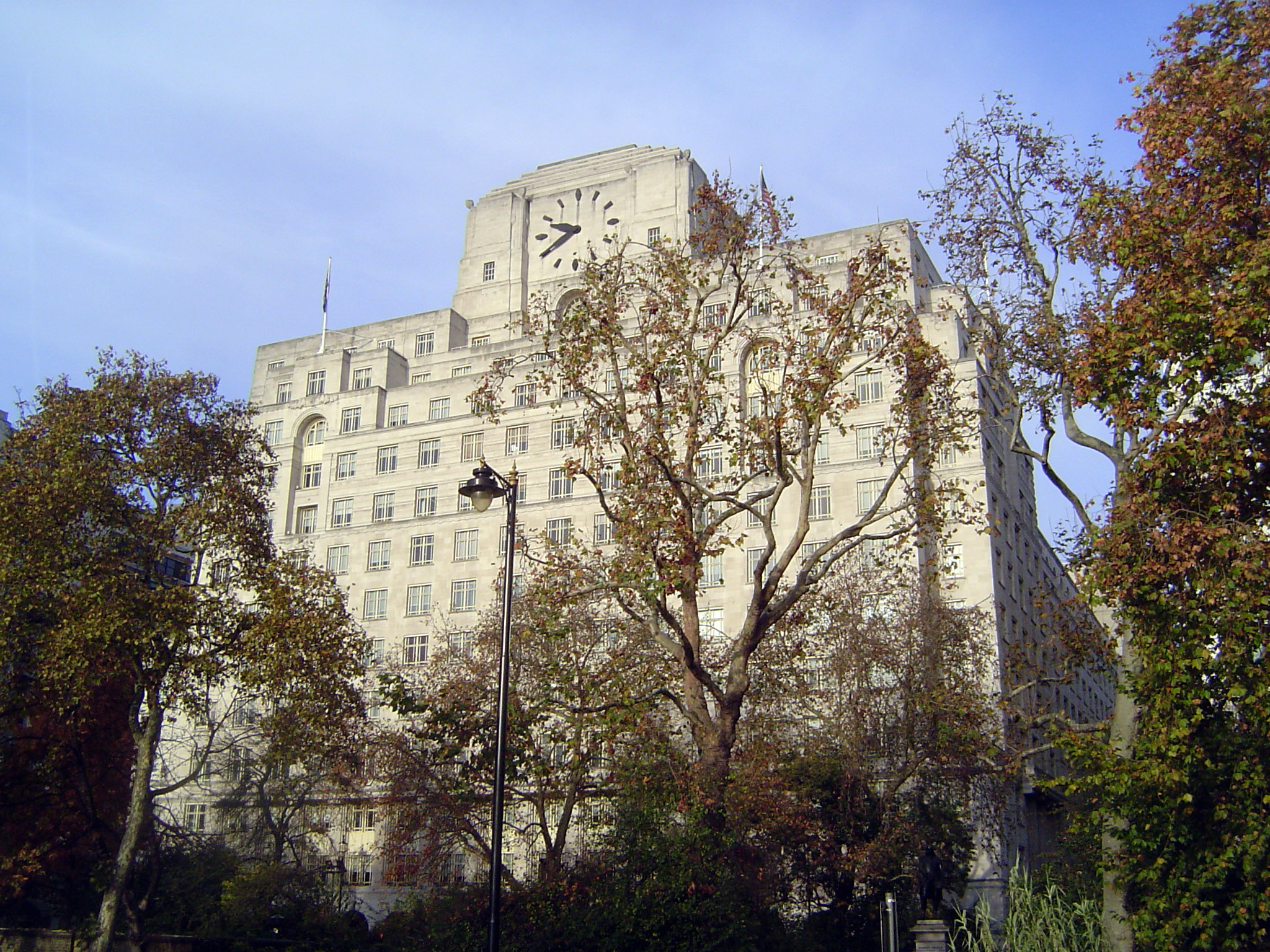 Such buildings fell out of style a few years later, when they were displaced by Art Deco, which proved to be an amazingly popular style in t