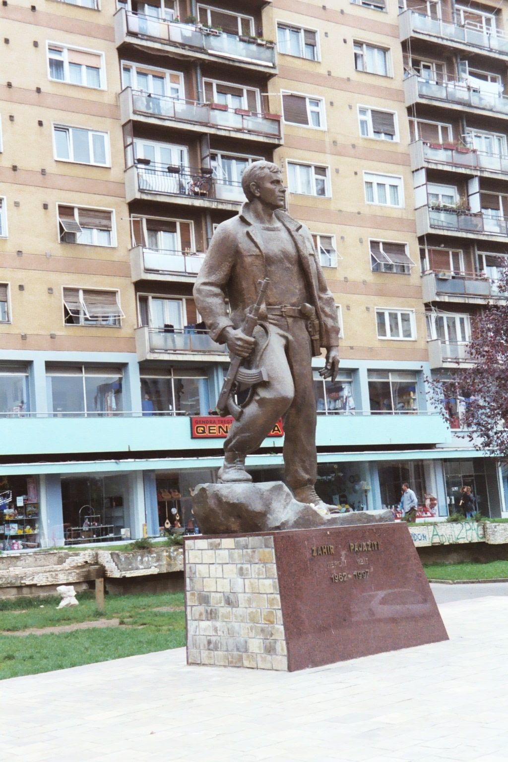 Monument to the Albanian fighter.
