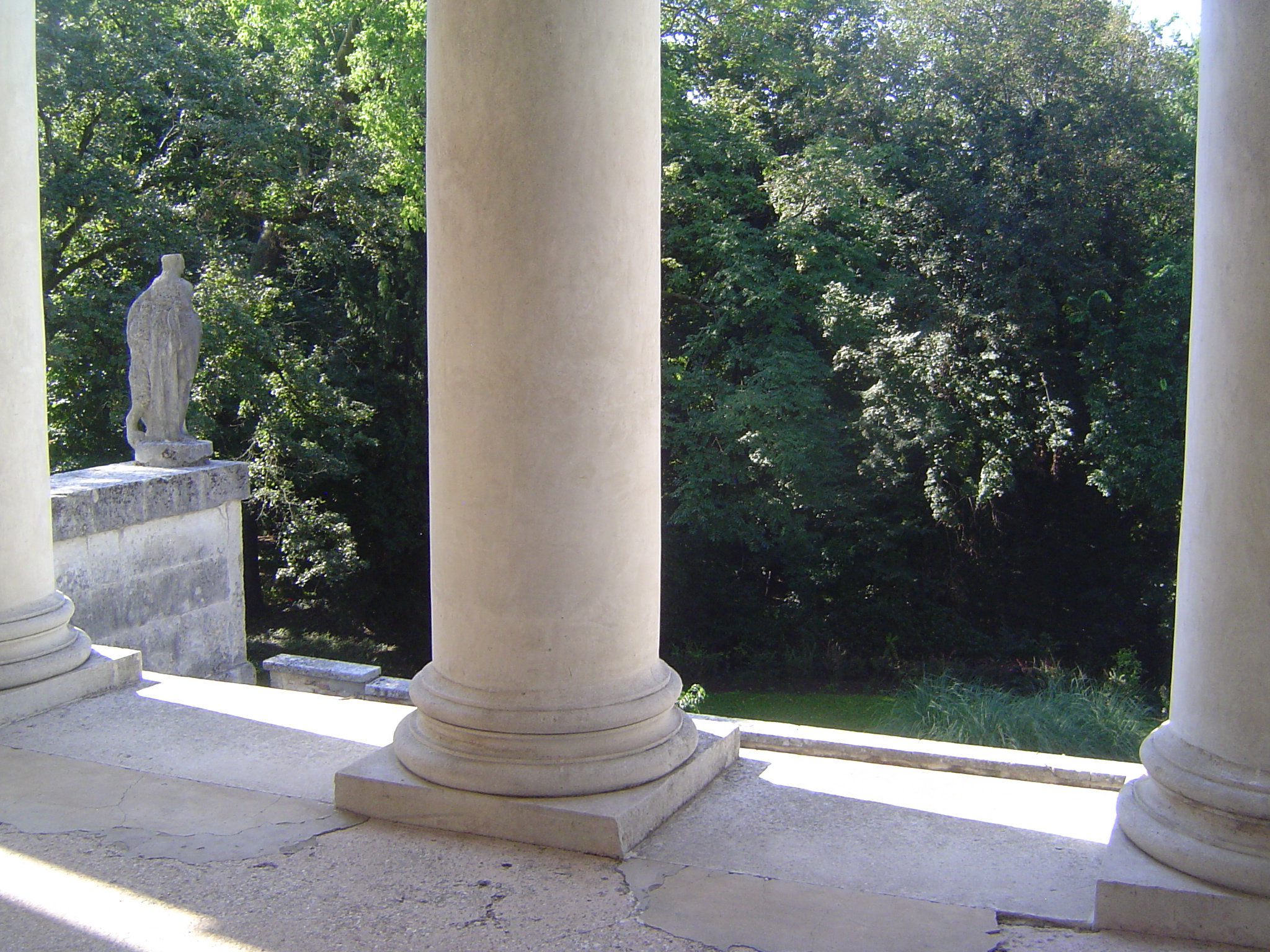 This entrance seems to invite nature into the house or at least make people in the house feel that nature was very close. It makes you wonde