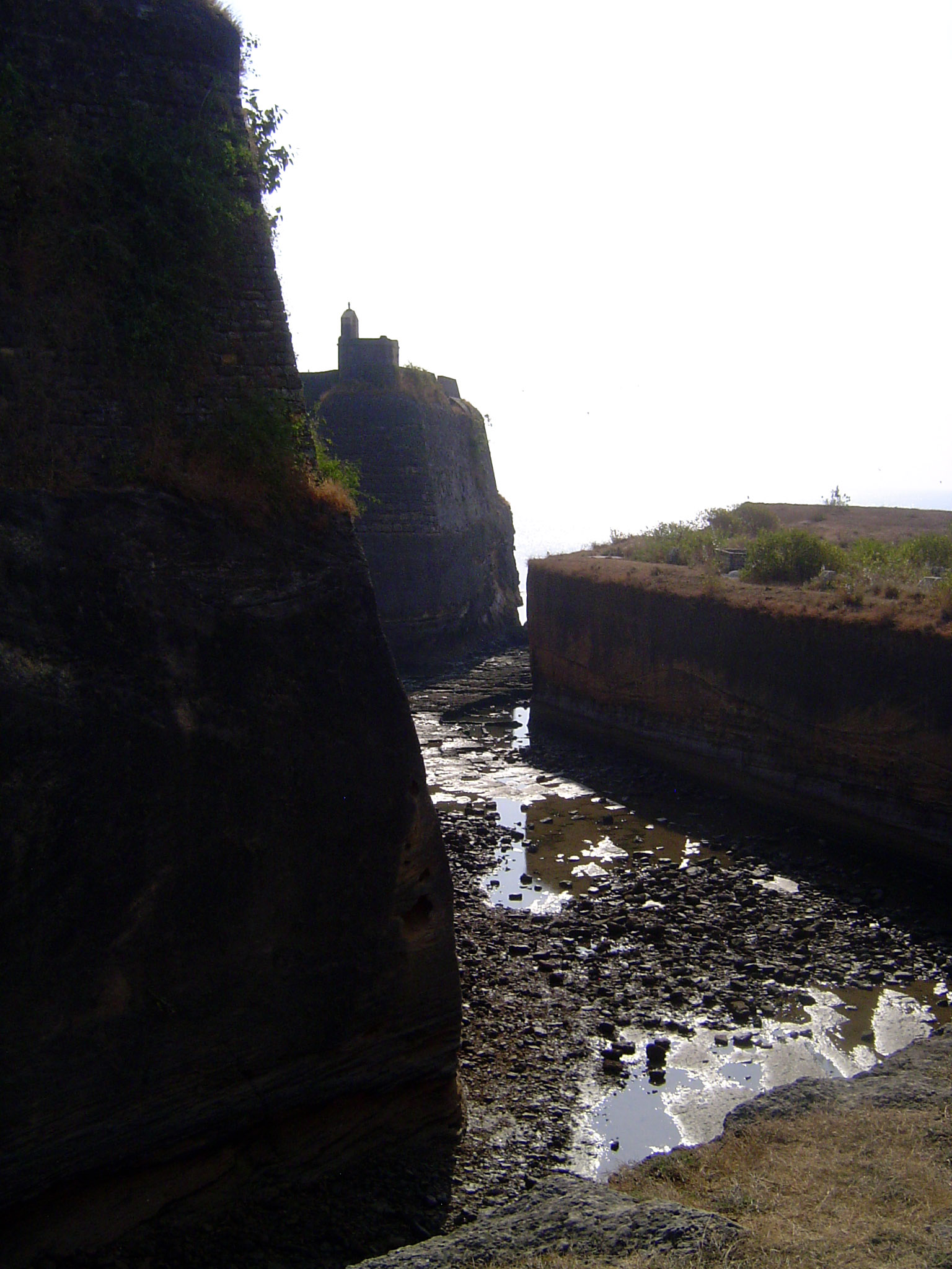 The moat winds around to the sea. Ralph Fitch wrote in the 1580s that Diu was "fortified by an high Stone Wall with Bastions at convenient D