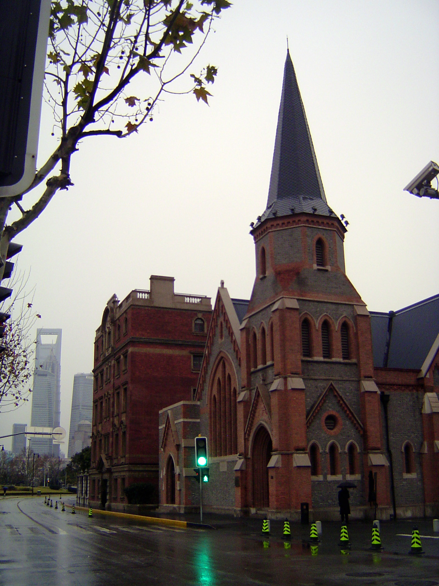 The former Union Church, a Protestant church bordering the creek, was confiscated in the 1950s and made into offices. Later it was almost de