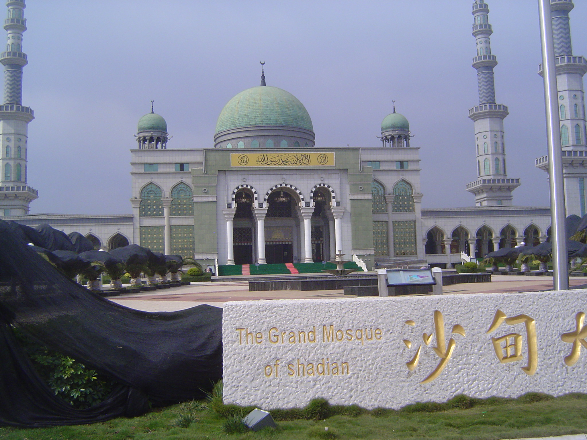Maybe it's not the Taj Mahal, but did you expect a large Muslim population this far south in China?

2024 update: the building has been sini