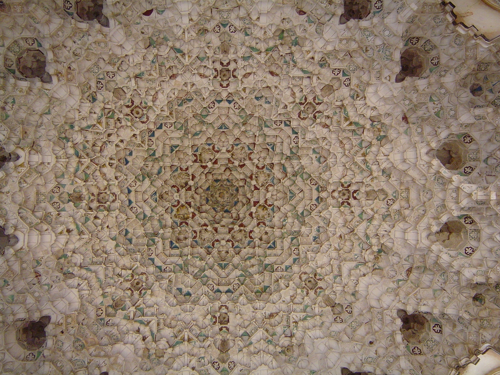 The Dome of the Hall of Two Sisters. A didactic inscription in this room says: "Look attentively at my elegance and you will reap the benefi