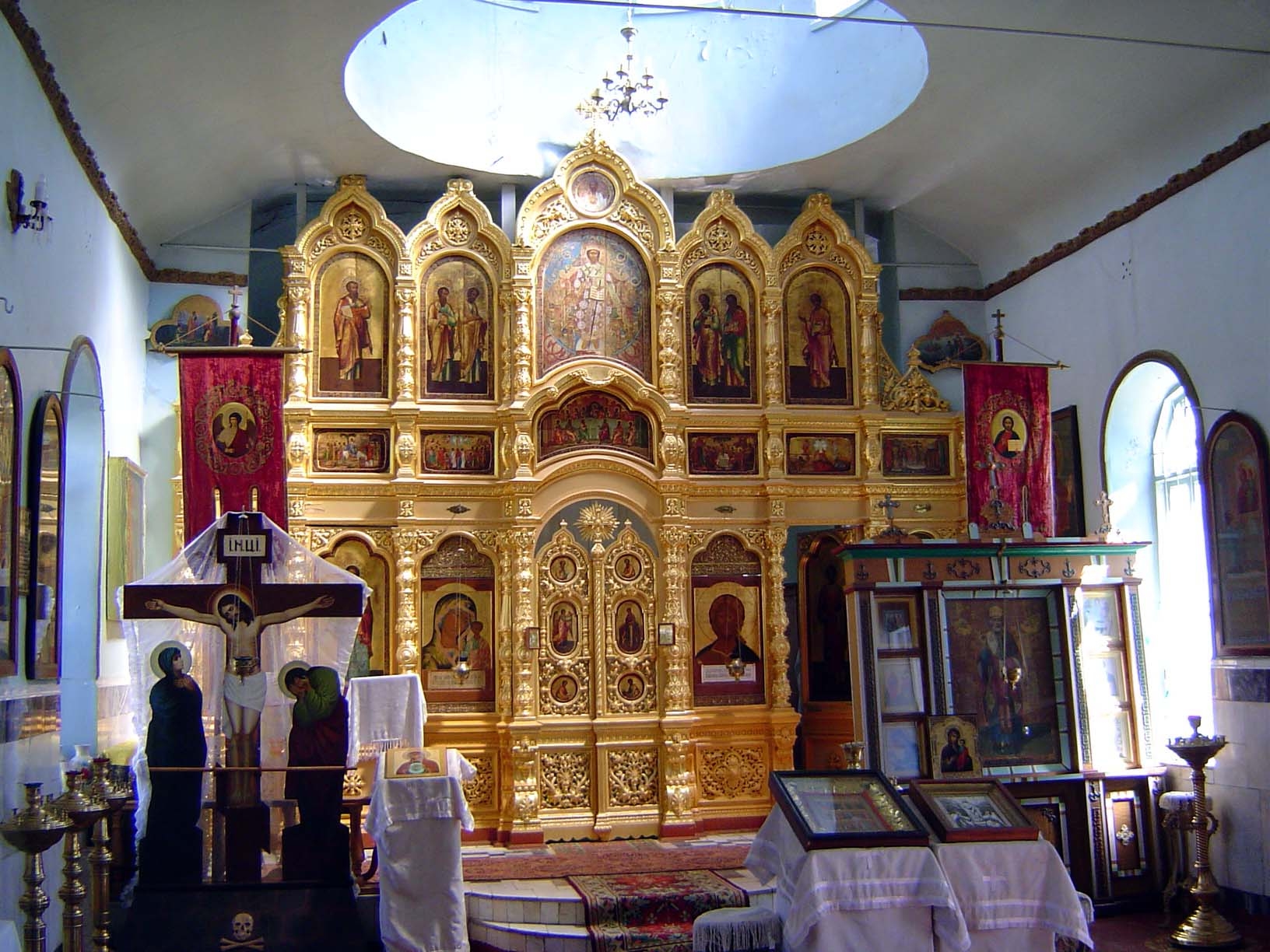 A more modest case of Russification, here's the iconostasis of the Orthodox church in Kagan.