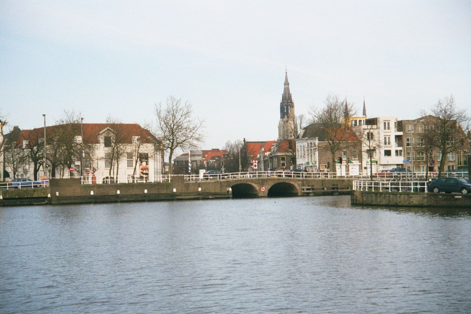 A bit closer: the white buildings mark the approximate location of the Schiedam and Rotterdam city gates shown by Vermeer. They were demolis