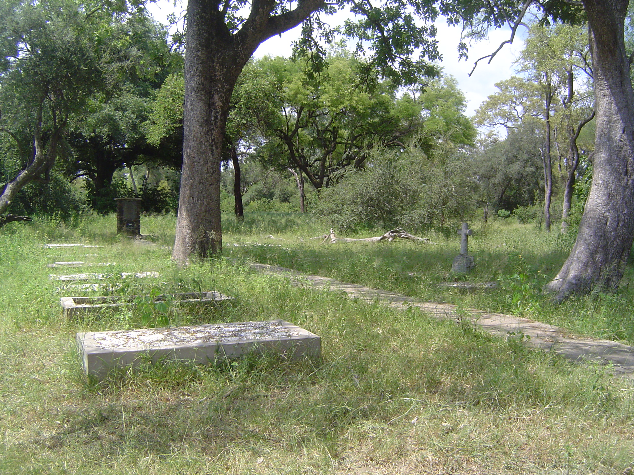 Here's that cemetery. There's precious little else to remind you of the Old Drift. A resident recalled that it "was a very small settlement