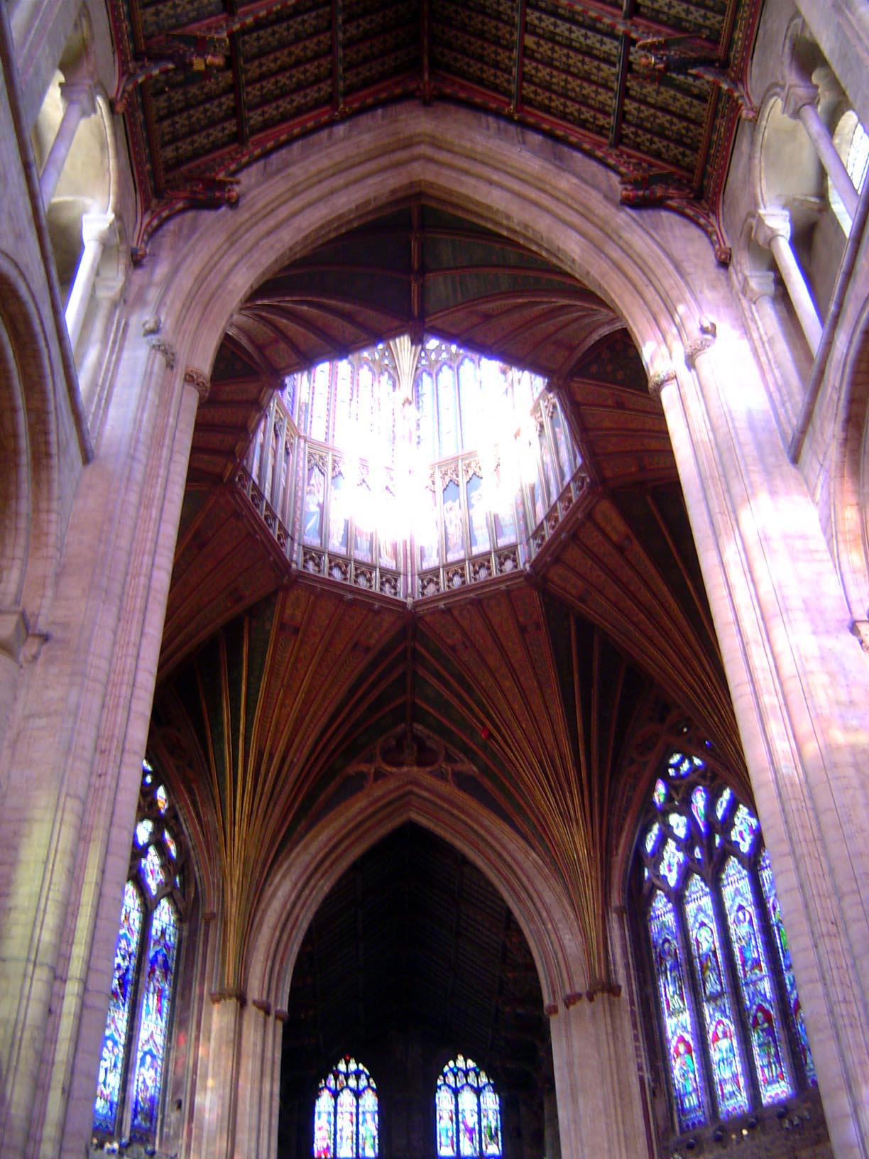 The lantern at the crossing of the nave and east transept is the most arresting feature of the cathedral, with brilliant light from the octa
