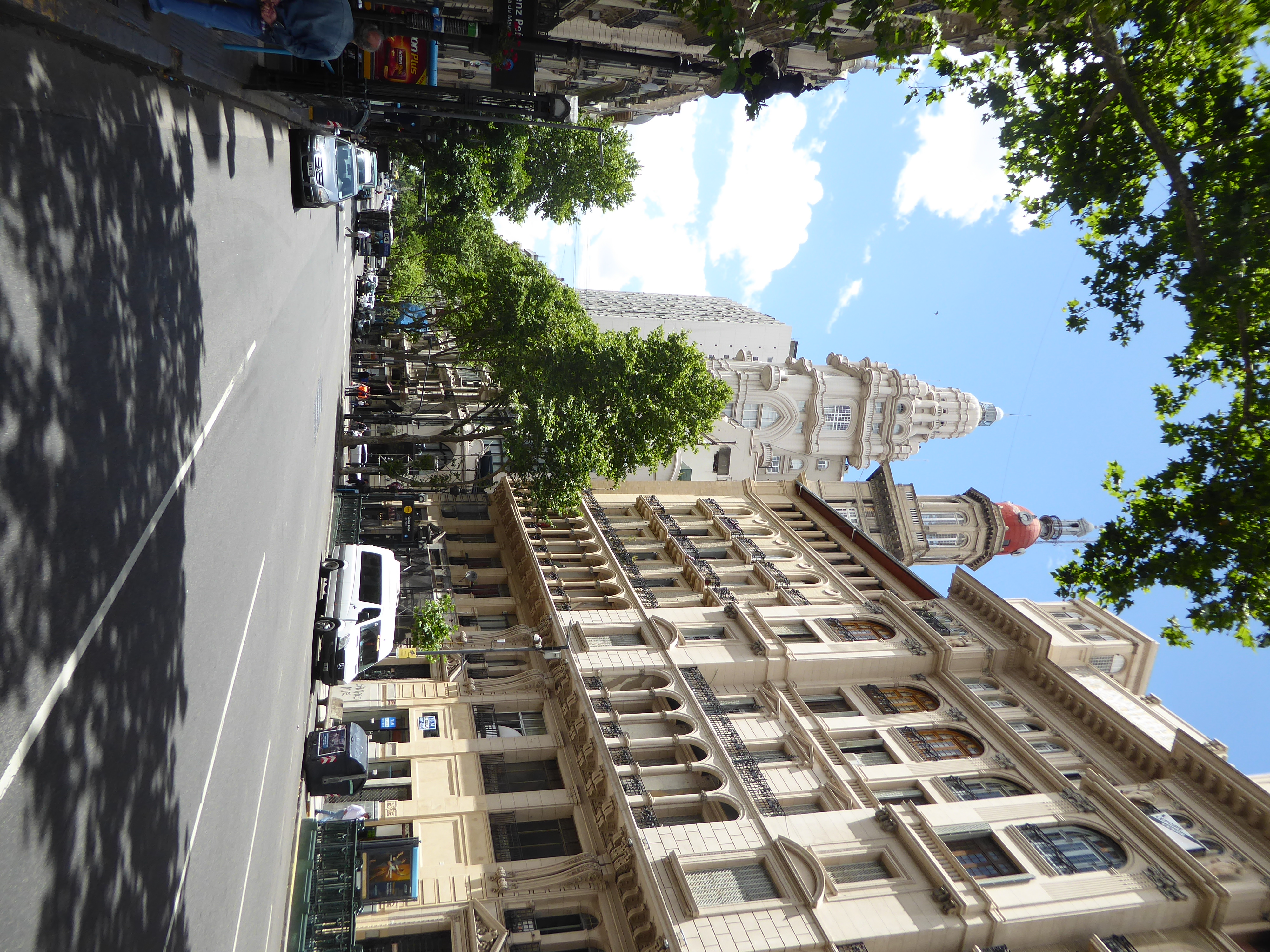 We're looking east from a point just five minute's walk from the Av. 9 de Julio. The bubbly building in the center is the Palacio Barolo, fr