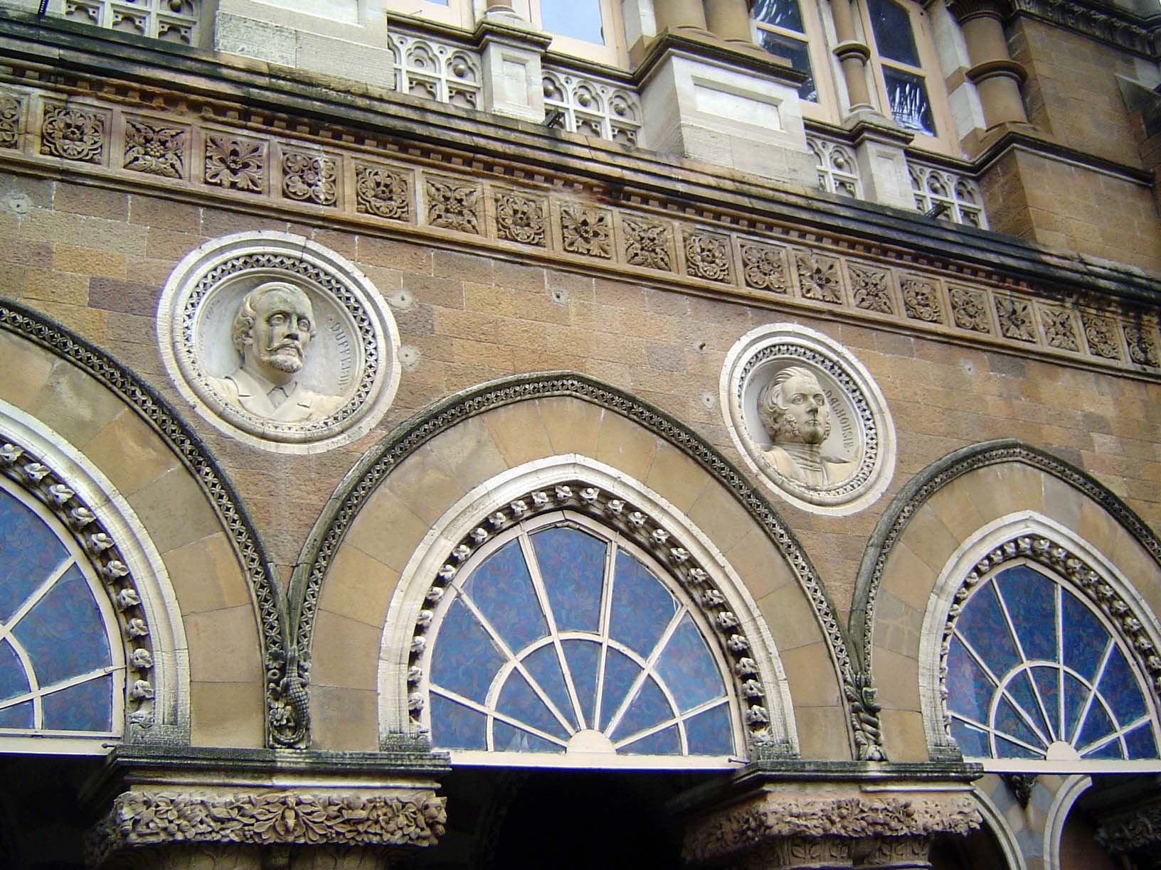 It also commemorates government officials, in this case Lord Dufferin on the left and Lord Dalhousie on the right.