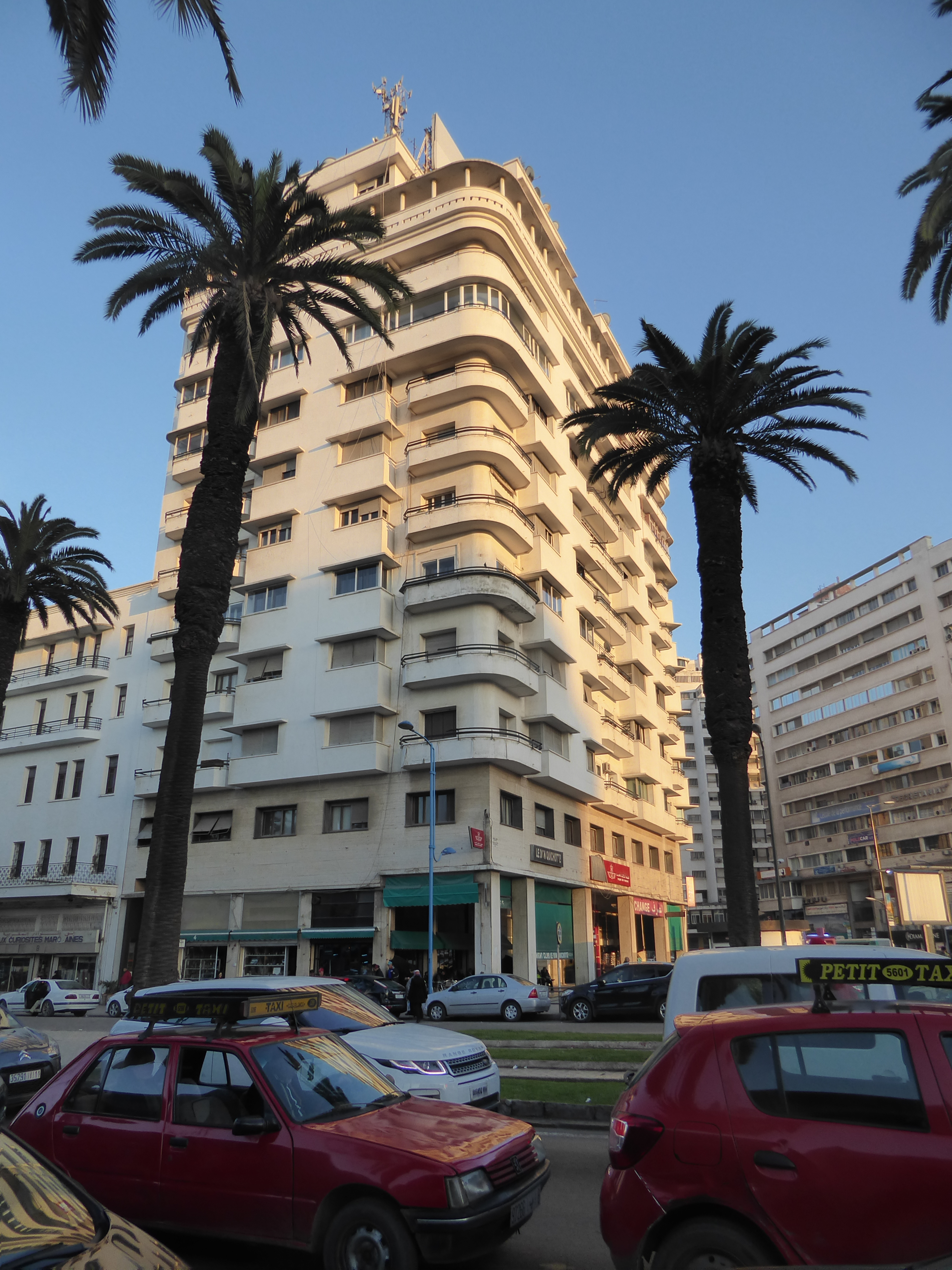 The Moretti-Milone building from 1935 foreshadowed the highrises coming to Casablanca. Its prominence was accentuated in 1952 with the openi