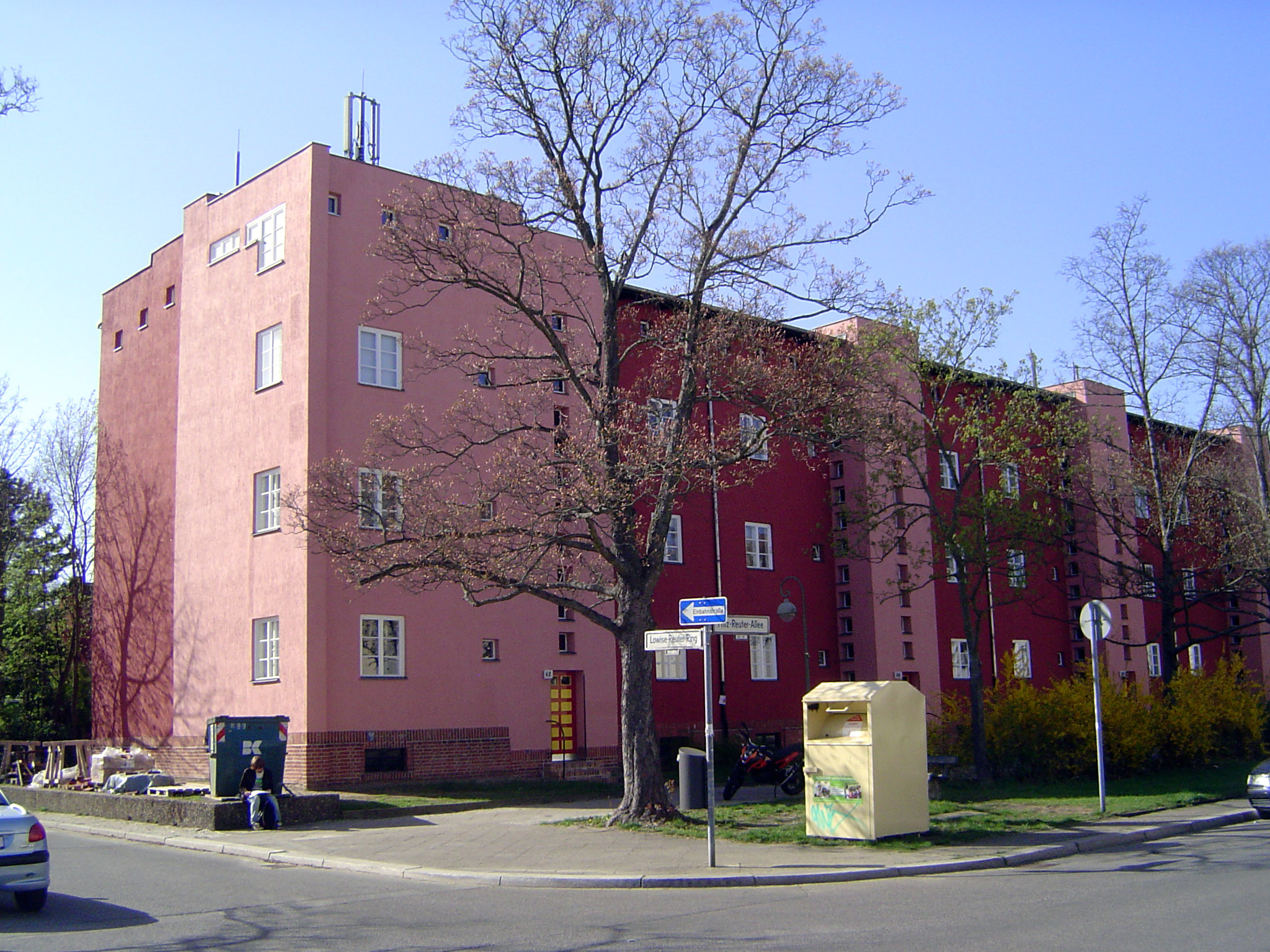 The nickname was Red Wall or Chinese Wall. This project was Berlin's first estate with more than a thousand flats.