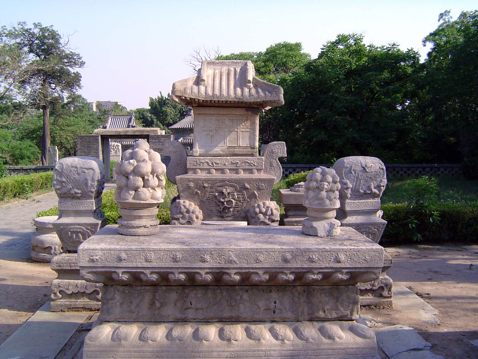Assemblage of the five sacred vessels needed for sacrifice: two flower vases, two candlesticks, and an incense burner.