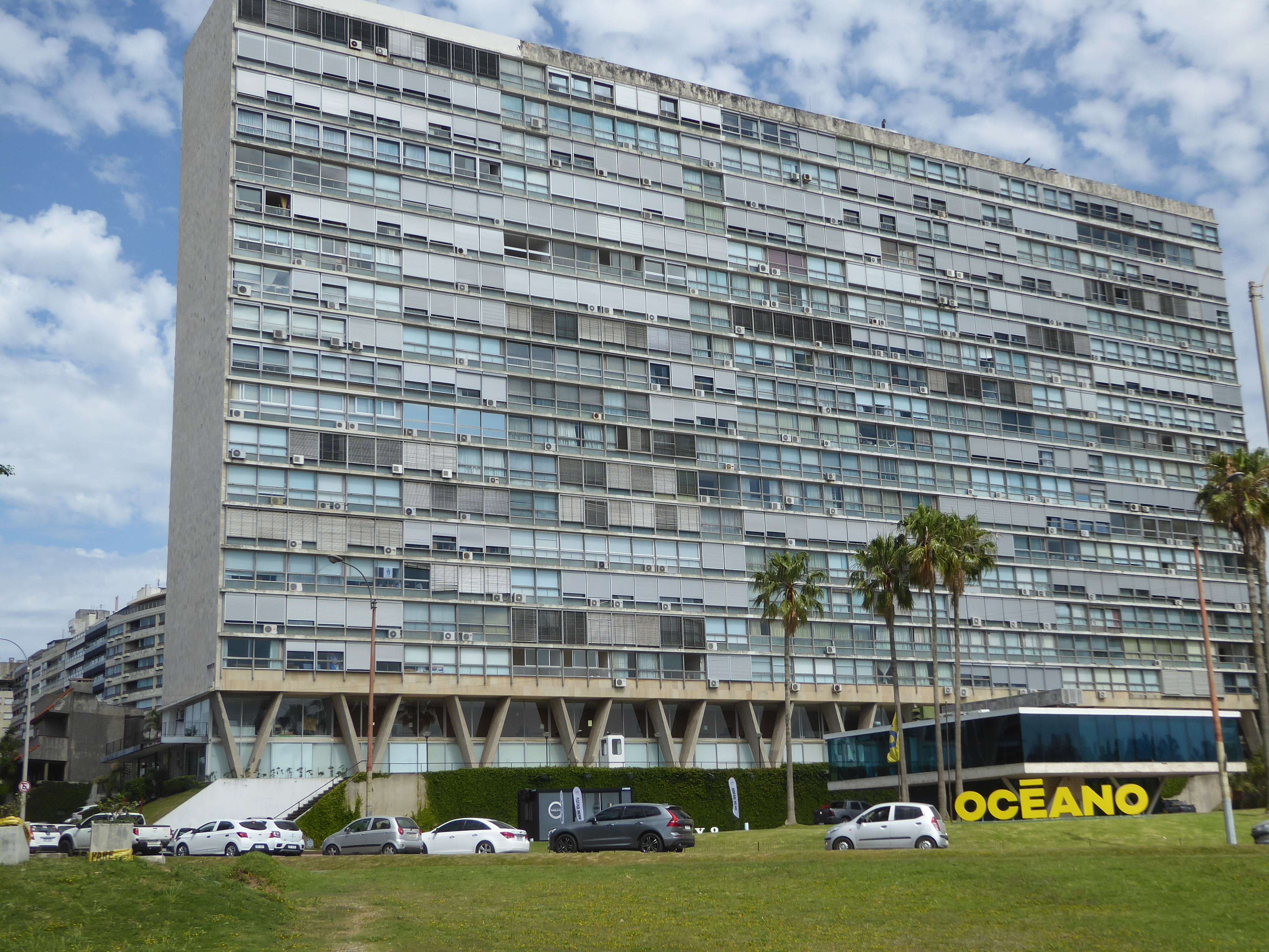 Deelightful! Here's the Edificio Panamericano from 1958 and by the same Raúl Sichero Bouret who built the very similar office tower flanking
