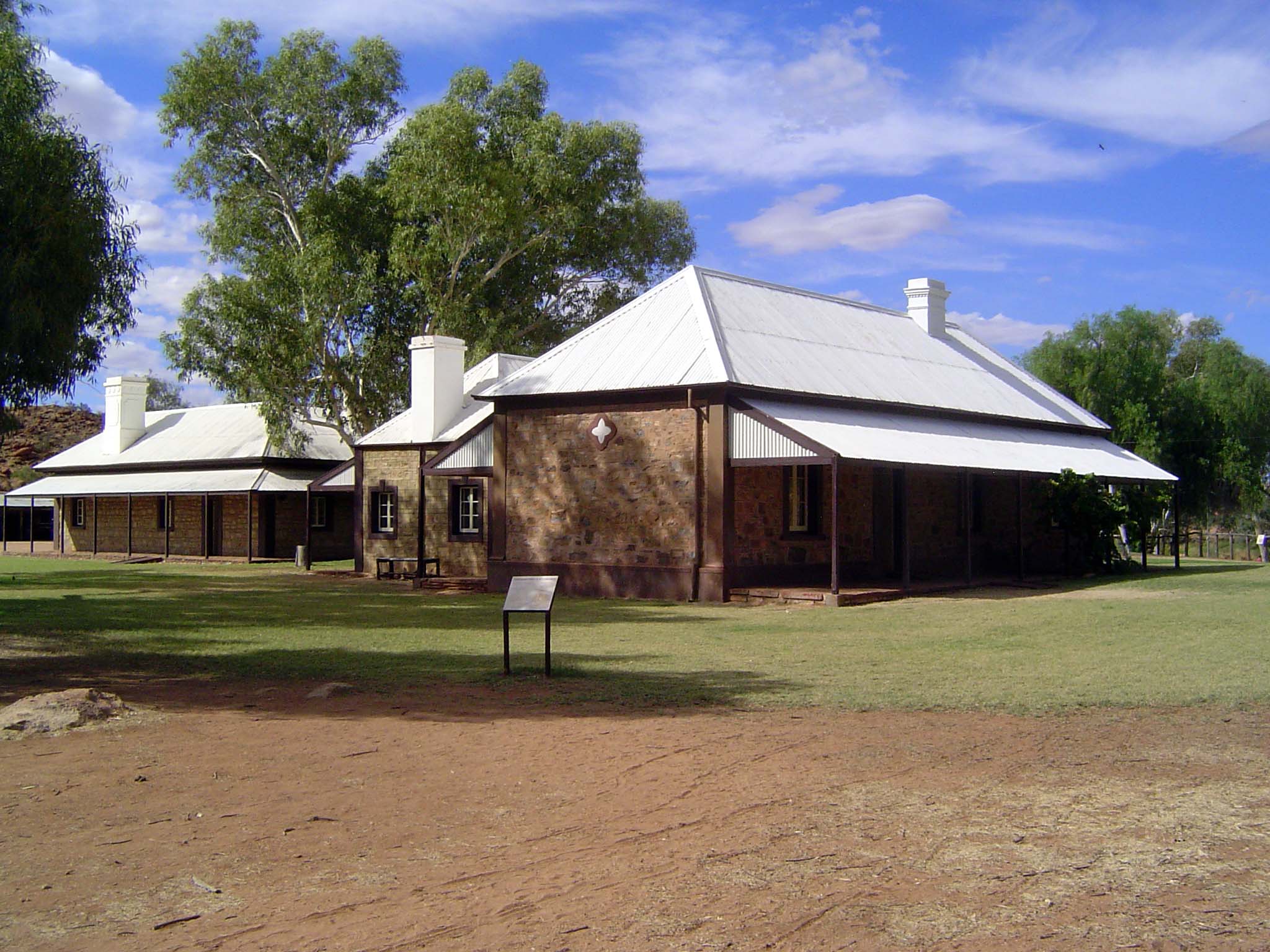 The building on the right was the station master's residence, with a kitchen behind and, separately, on the left, barracks. The station mast