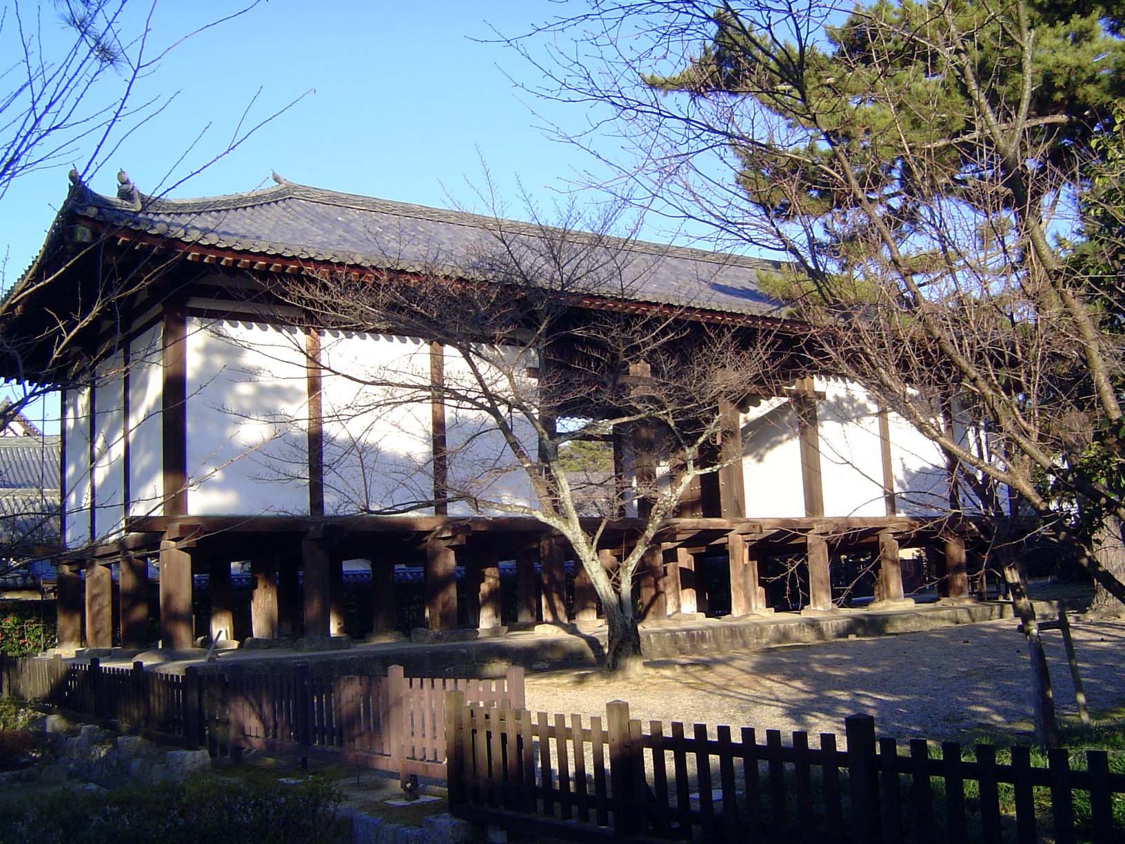 The adjoining building is the kofuzo, a treasure storehouse, in this case plastered to resist fire. More commonly, such buildings had unplas