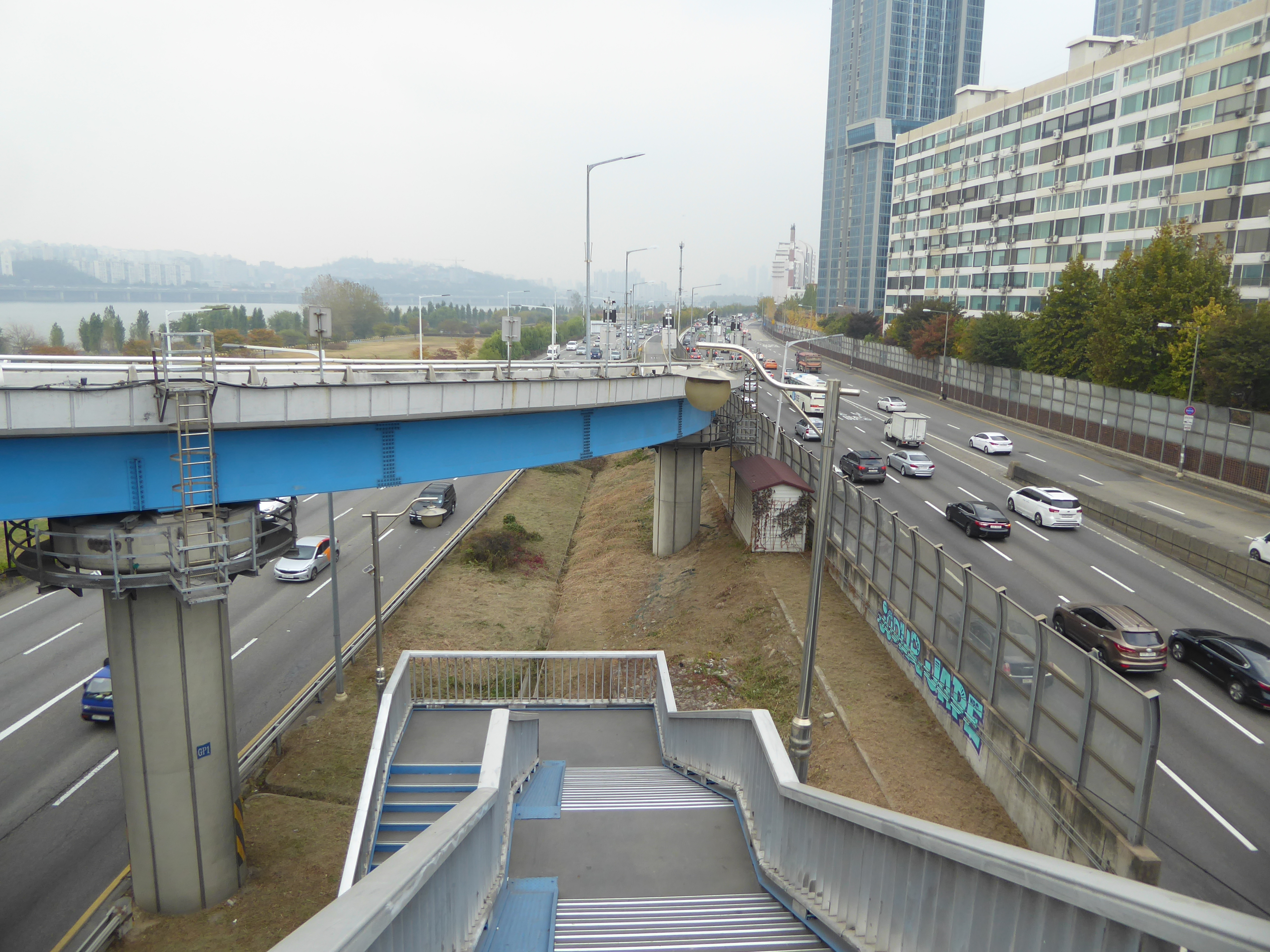 Need context, you say? Great: here's context. The towers rise next to City Route 70, alias the Gangbyeong or Northern Riverside Expressway.