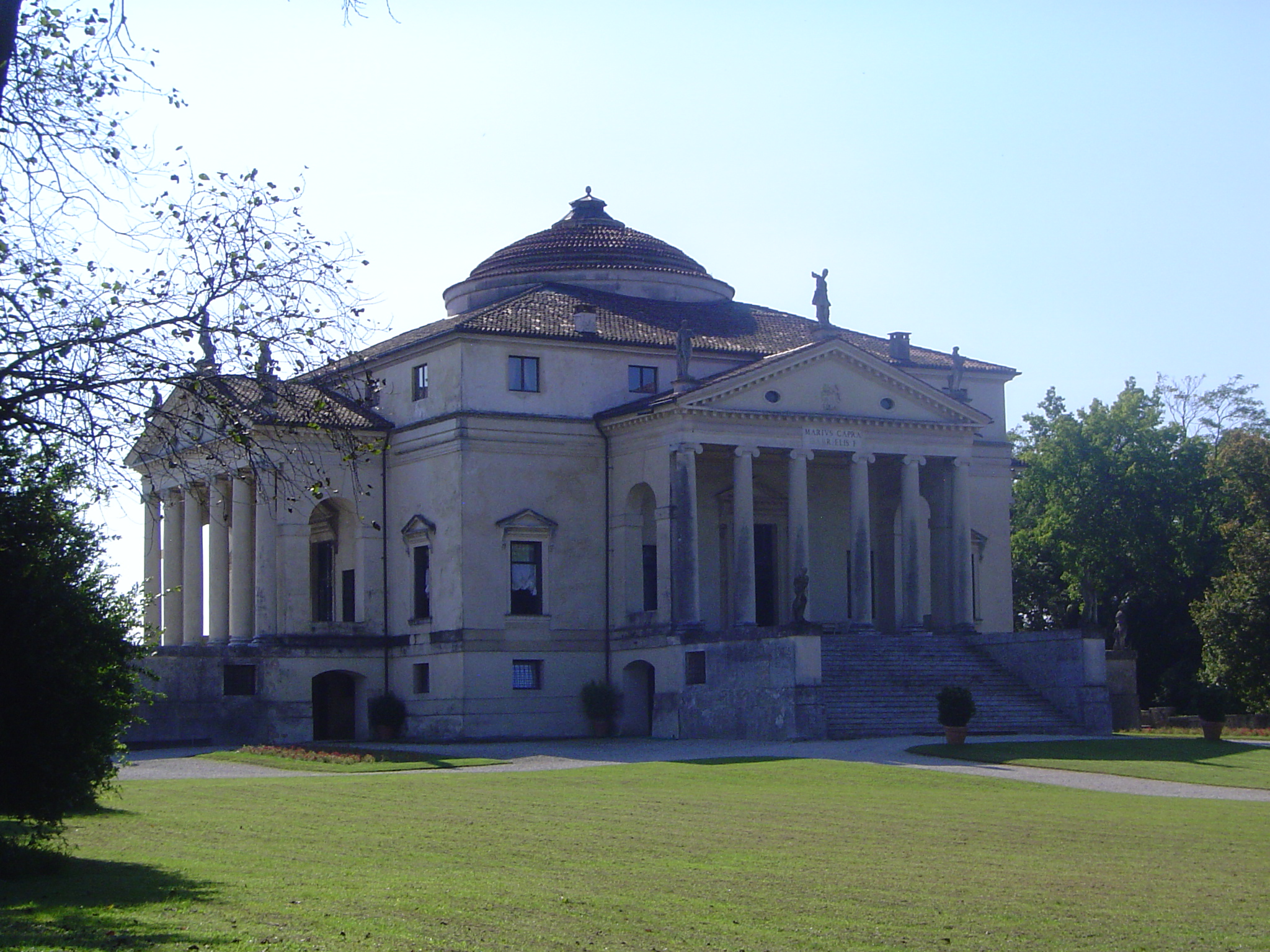 The four virtually identical facades lead to short corridors that intersect under the 50-foot high rotunda, so the building, unlike the Pant