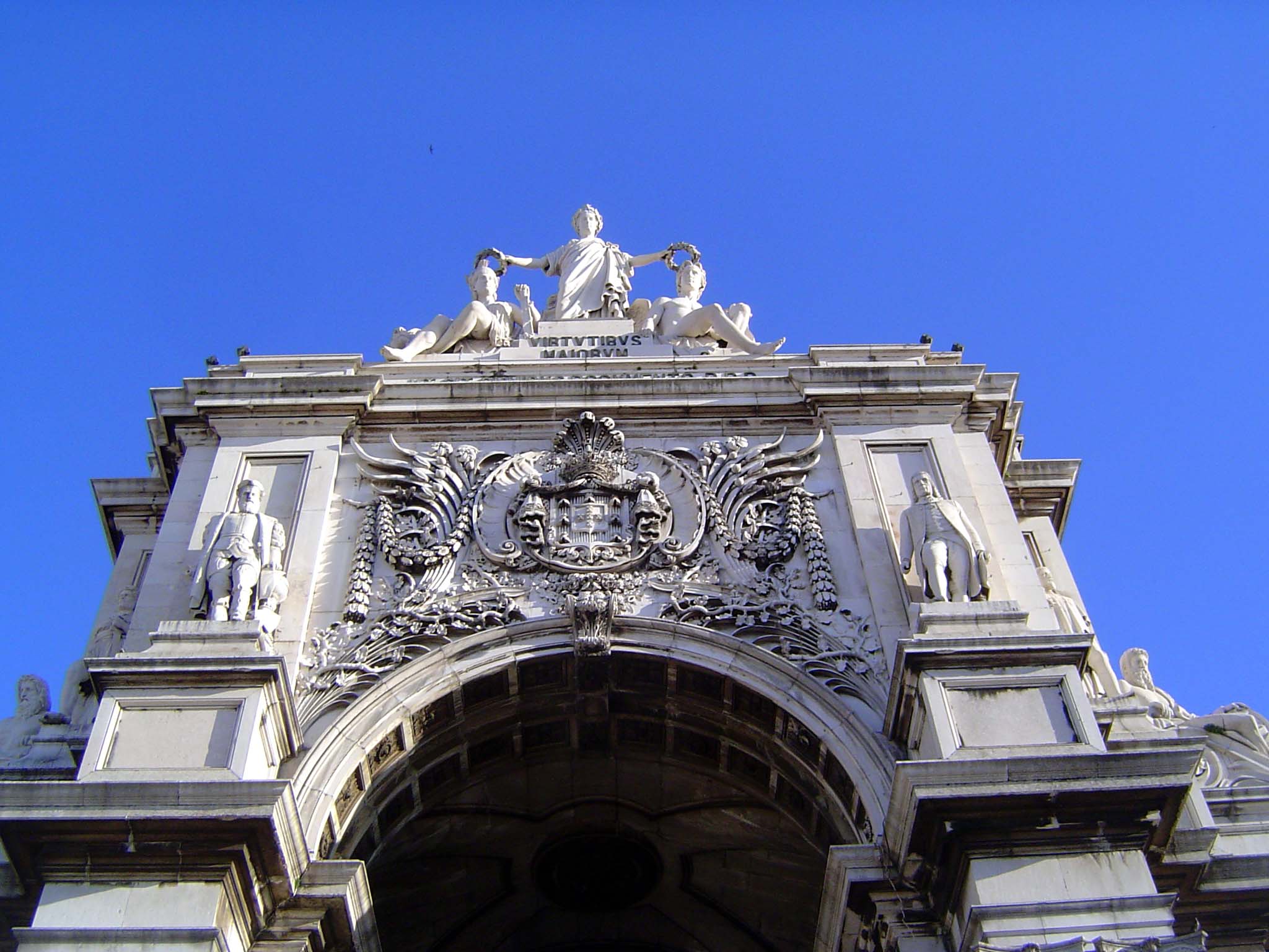 The two figures on either side of the arch are Vasco and the Marqués de Pombal, whose writ extended far beyond 18th century Lisbon as the ma