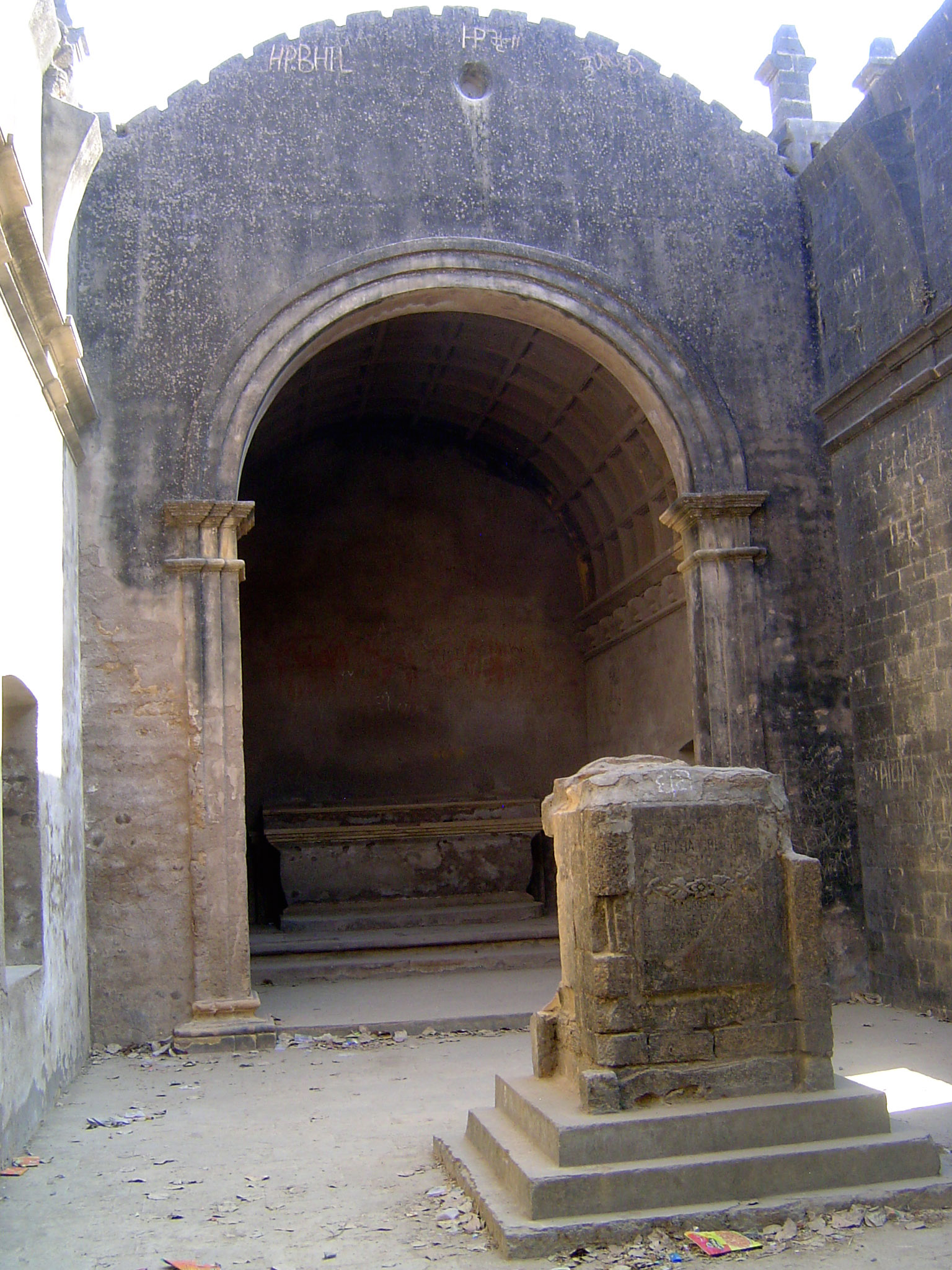 Although the roof of the nave is gone, the coffered choir is intact. The memorial carries inscriptions copied from older ones in the vanishe