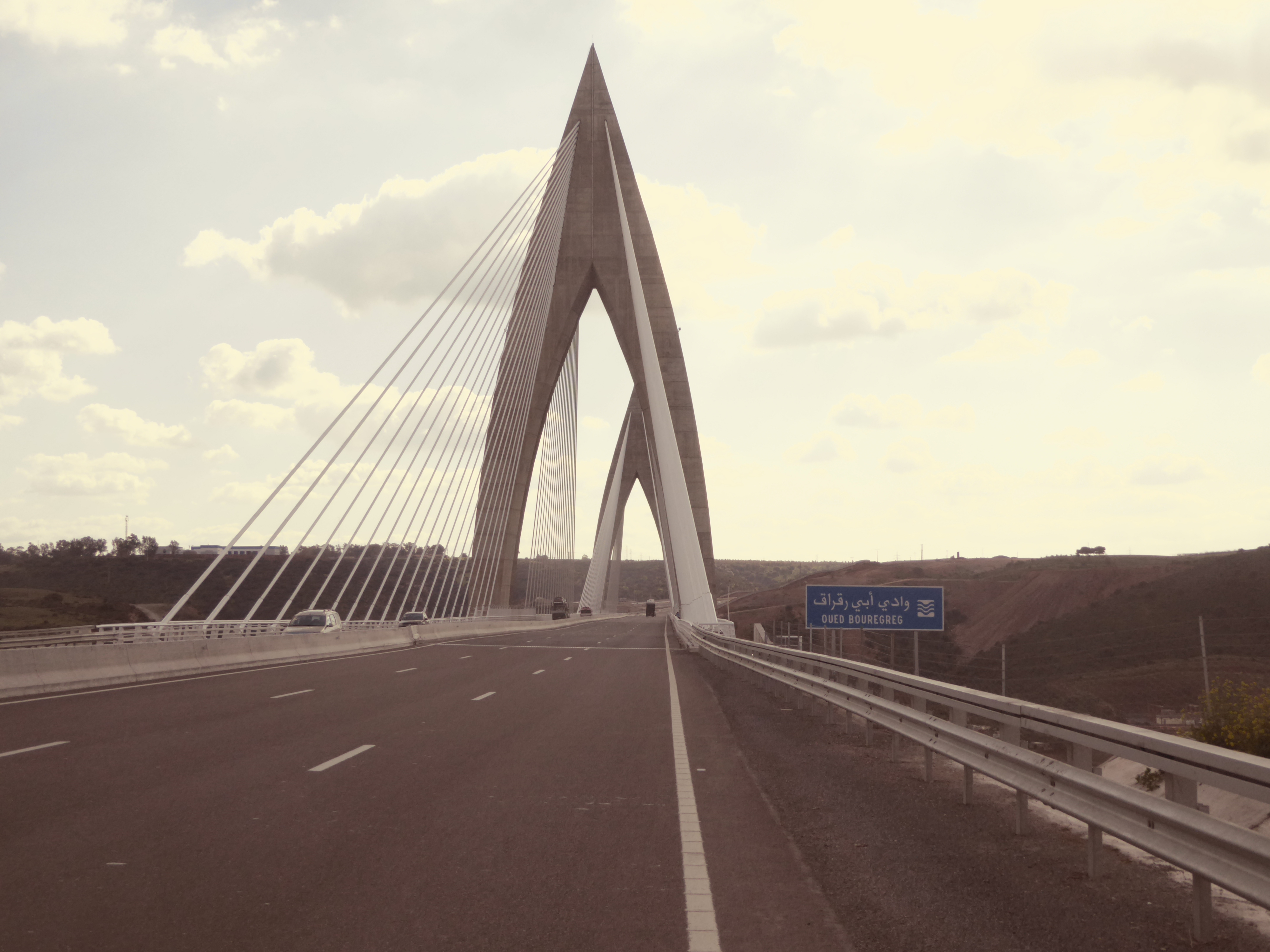 The road bypasses Rabat and passes over the Bouregreg with the cable-stayed Mohammed VI Bridge and its 600-foot pylons. In a tradition that