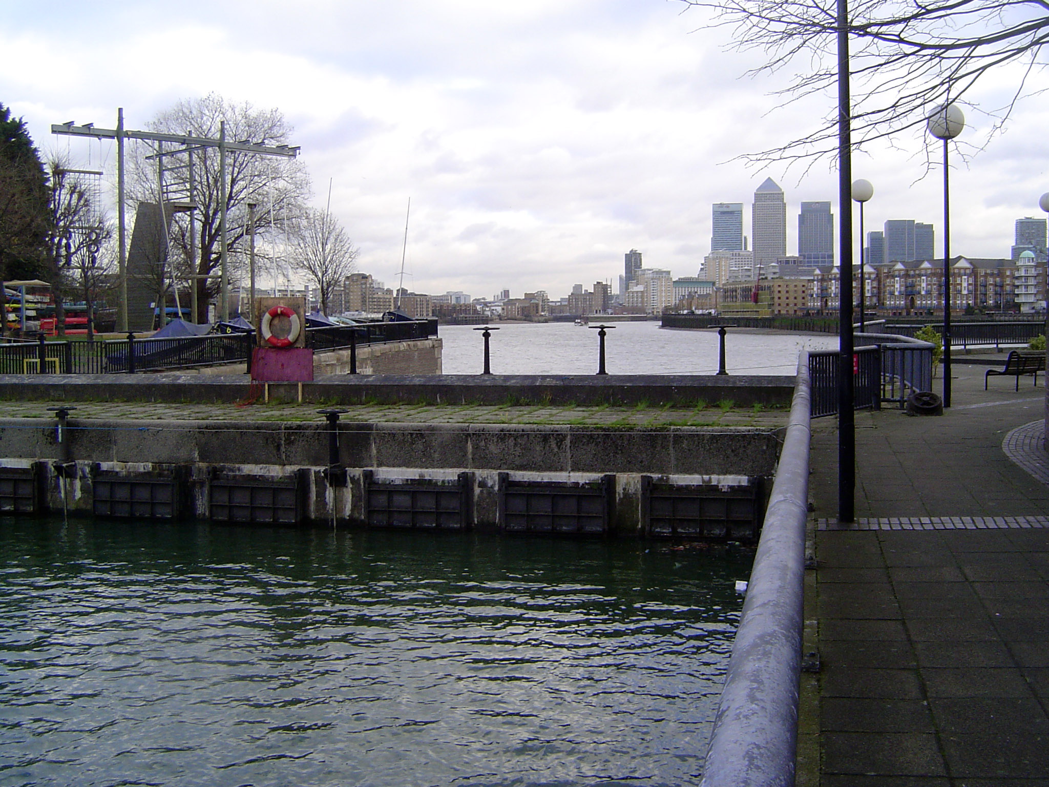 Not only that: immediately below it, the former entrance to the Thames is permanently sealed. The tall buildings in the distance belong to C