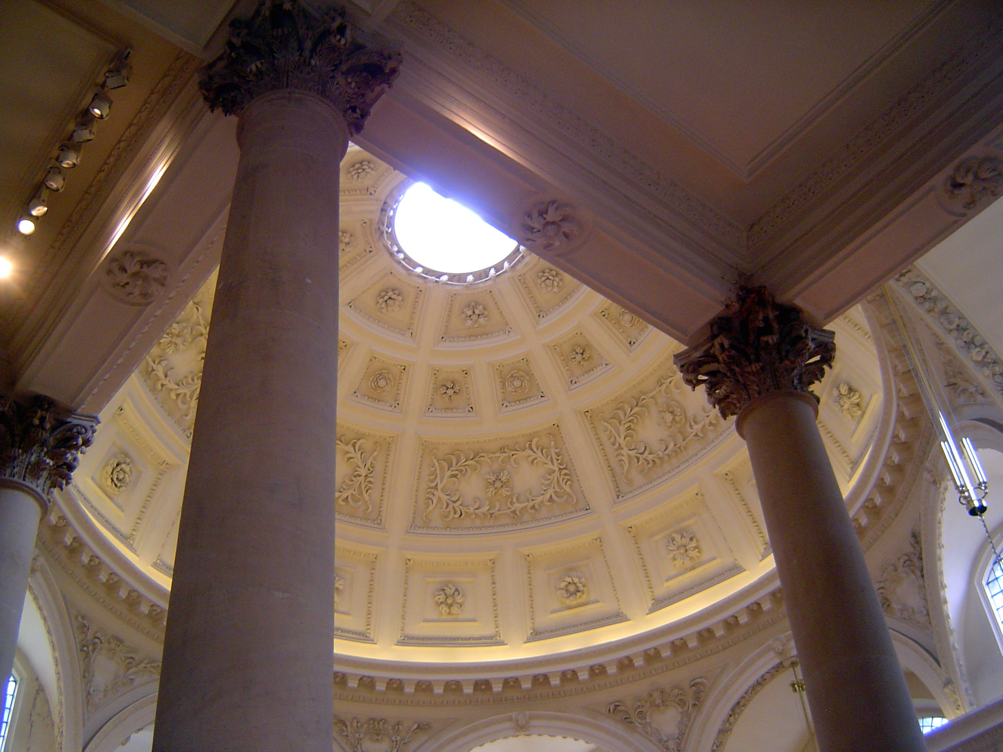 You have to look up to the entablature to be reminded of the geometry of nave and crossing.