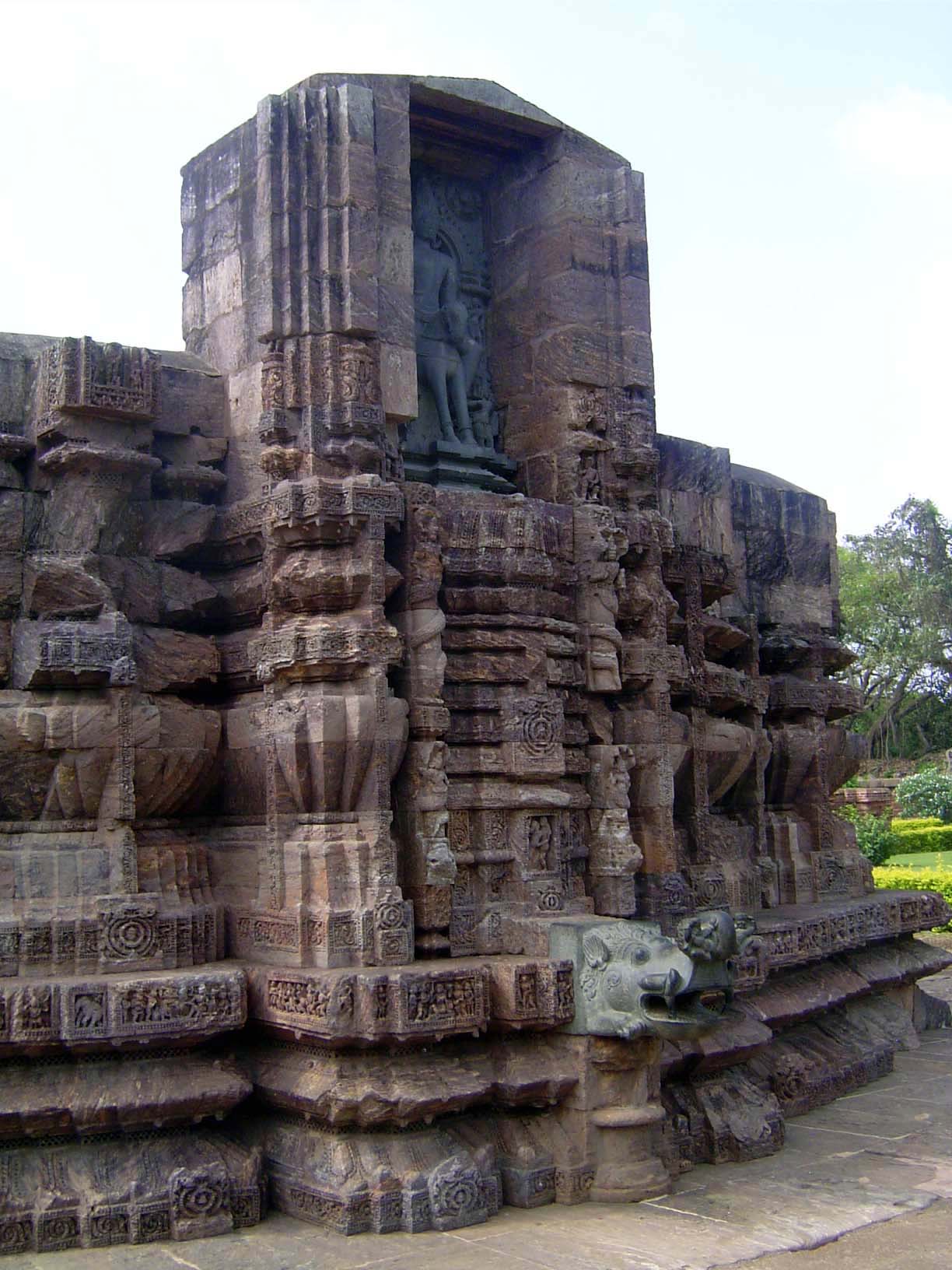 A niche on the north side of the sanctuary carries a statue made of chlorite.