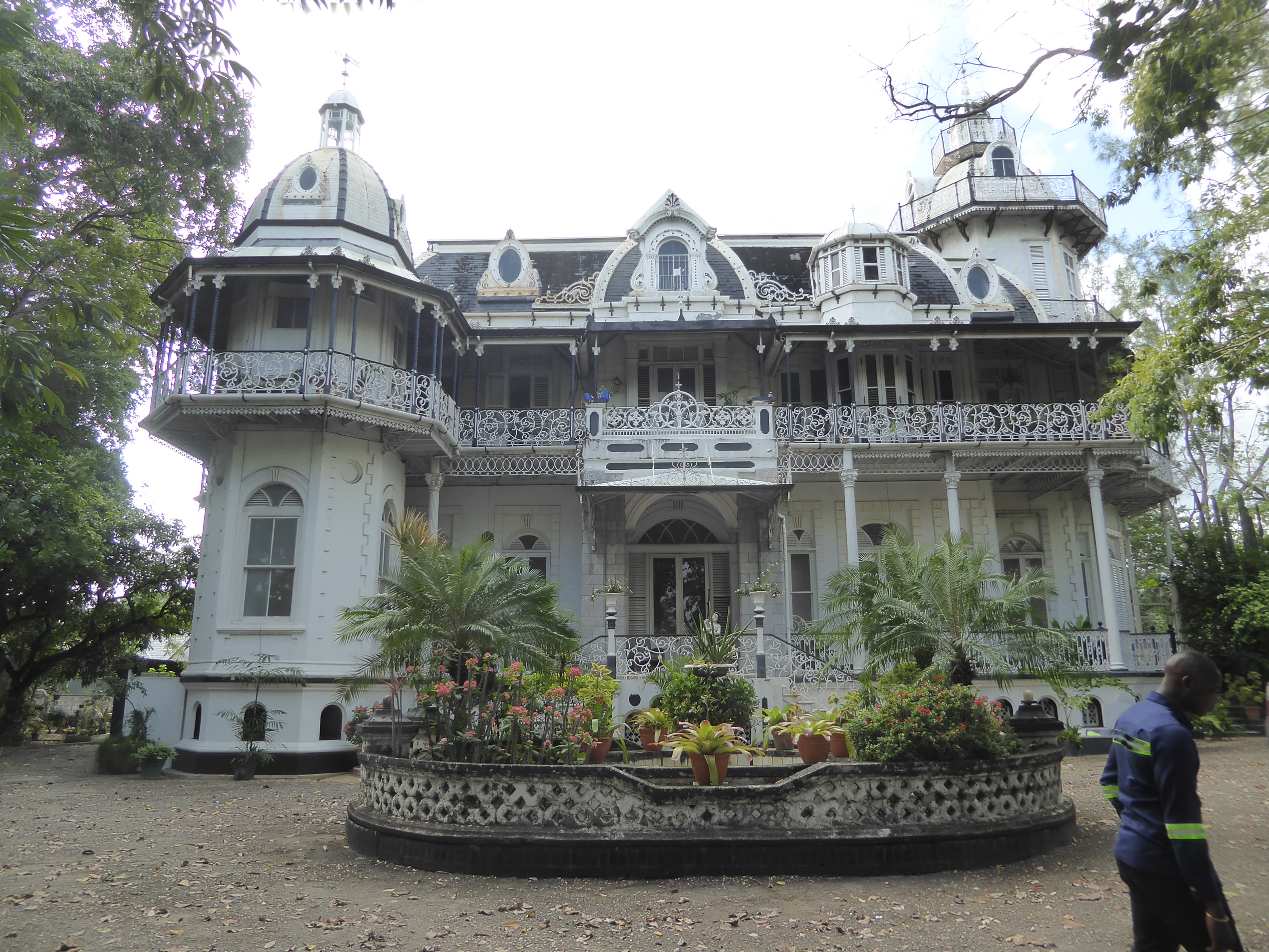 This is the so-called Ambard's House, built for himself by architect Lucien Ambard in 1904. The property was mortgaged and later foreclosed,