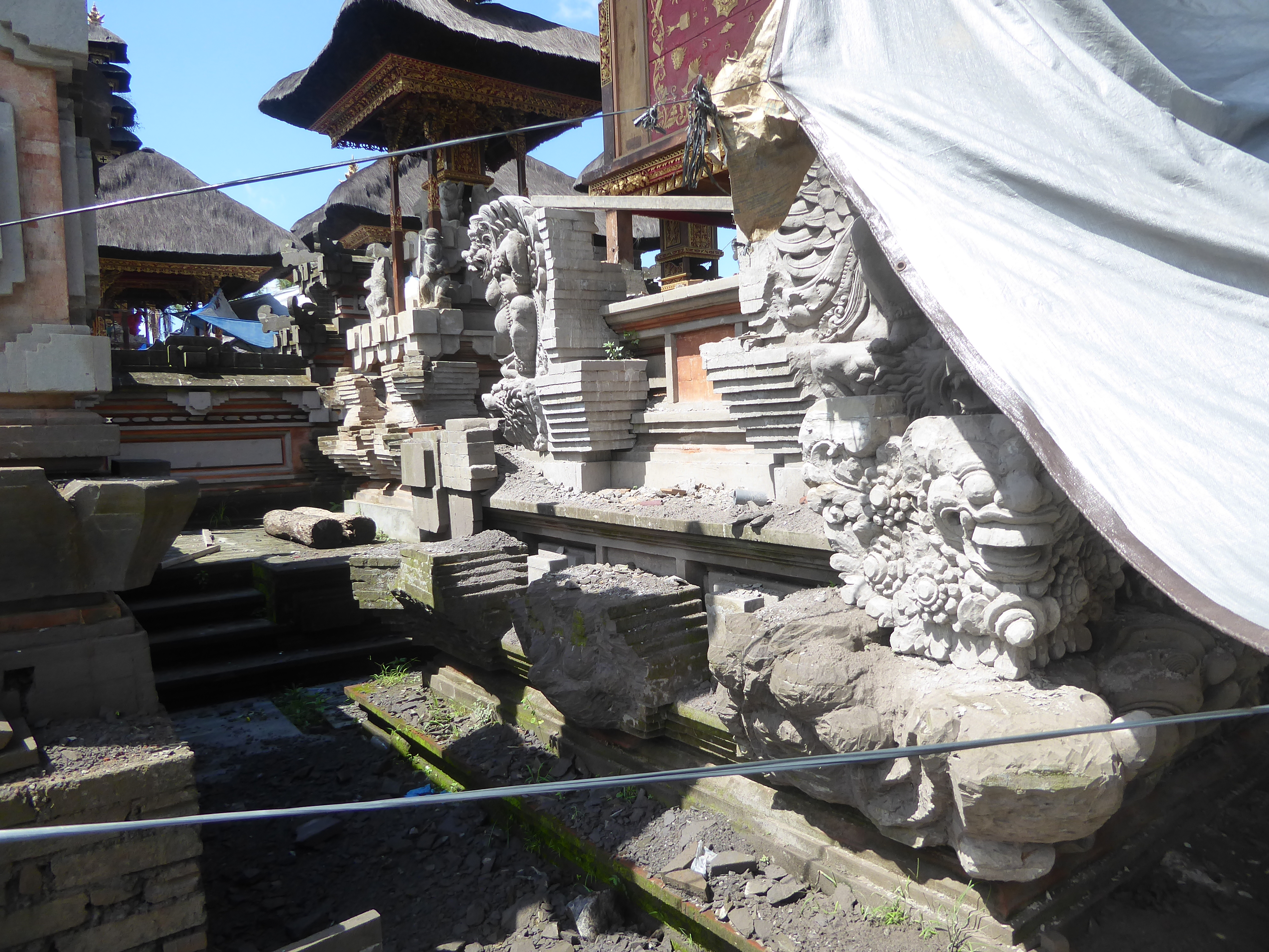 The style derives from Borobudur and Prambanan, but the materials used there are harder and longer lasting. The critter at the corner is a S