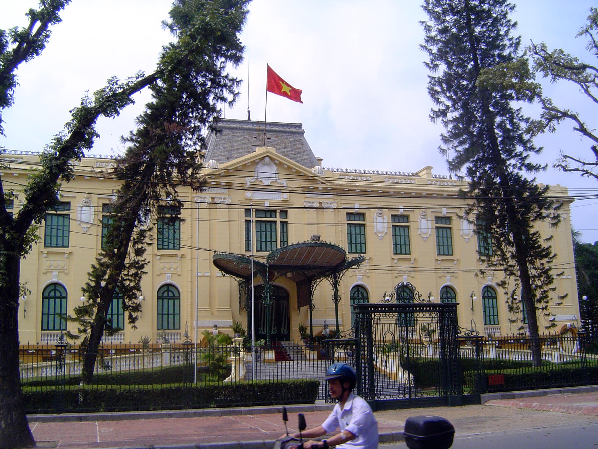 The building survives today as the government guest house.