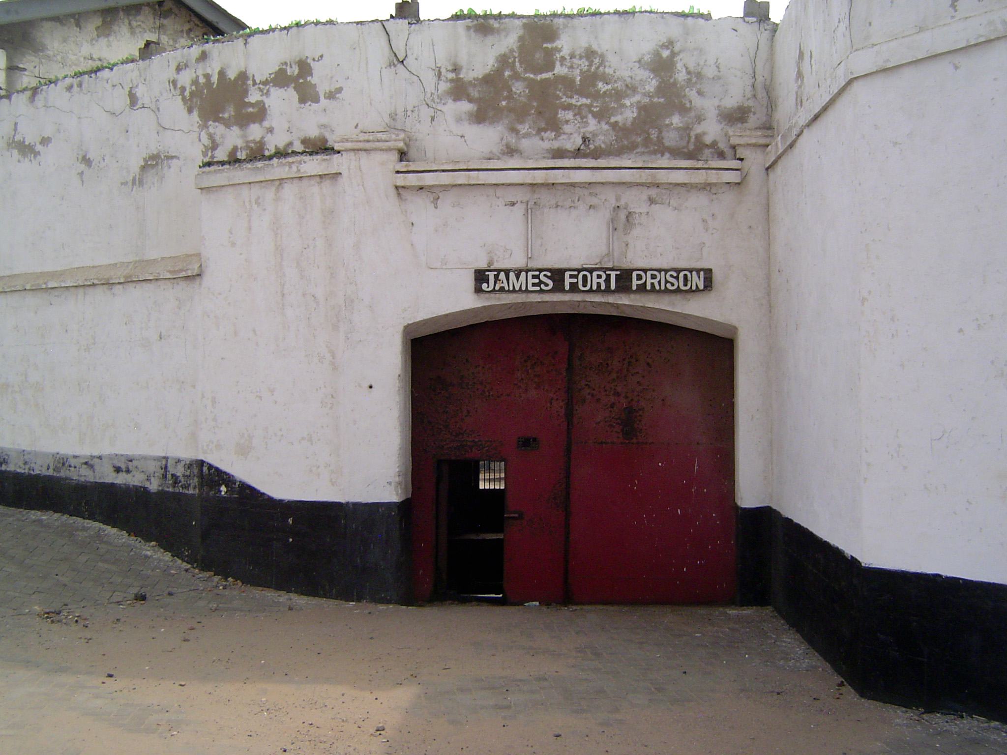 Here's the entrance to the fort, now abandoned.