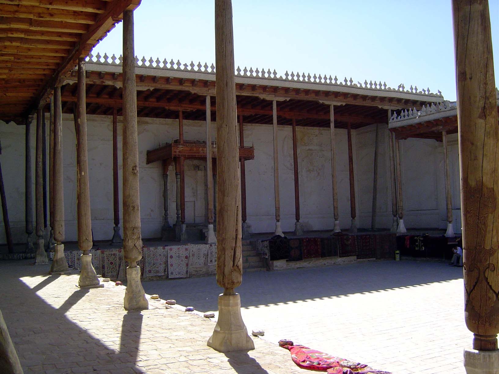 Porticoes rim the kurinesh khana or throne room.