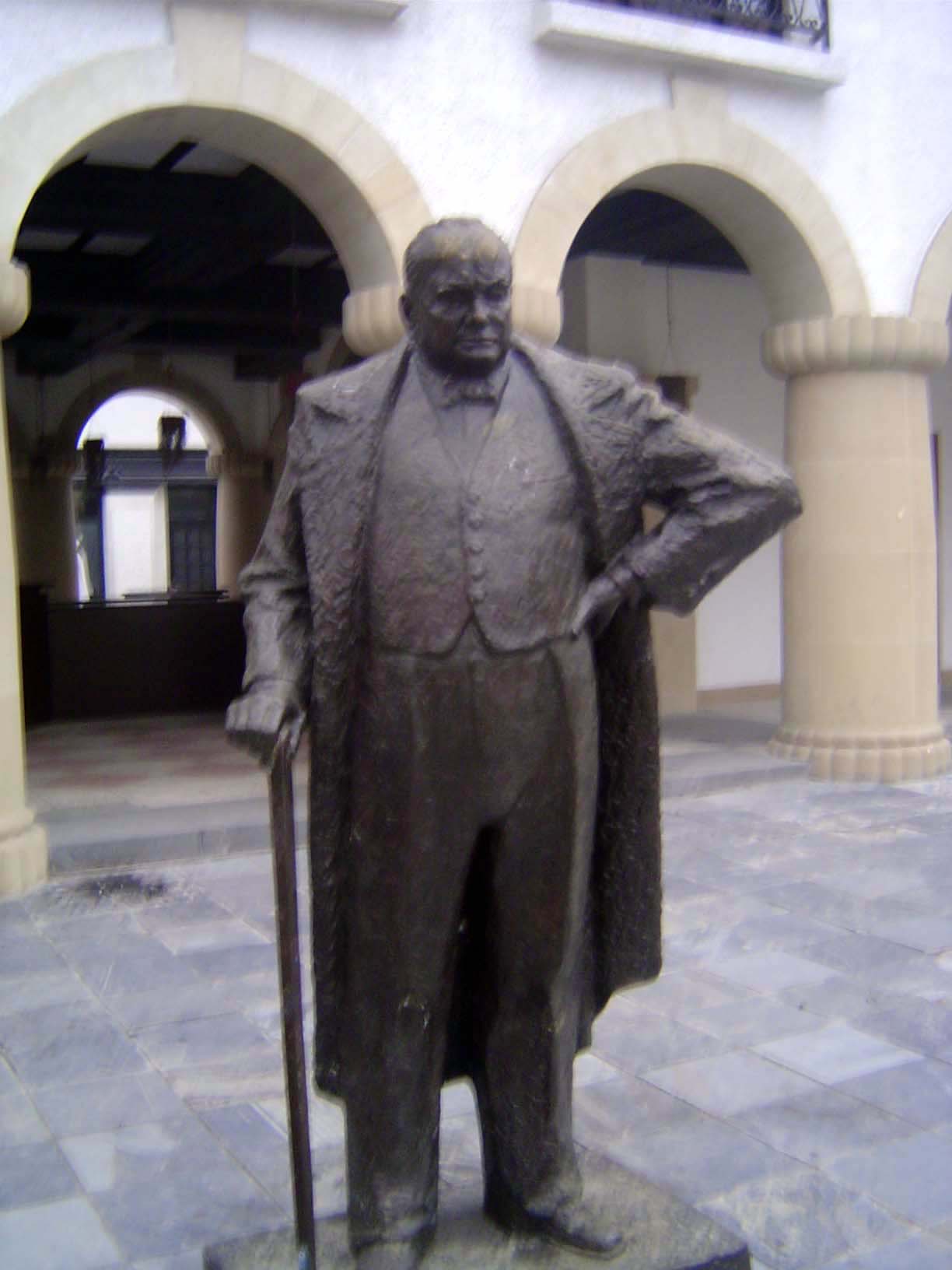 Another guard, near the town hall. Hunt a bit and you may also find the town's statues of Florence Nightingale and Shakespeare.

Like this p