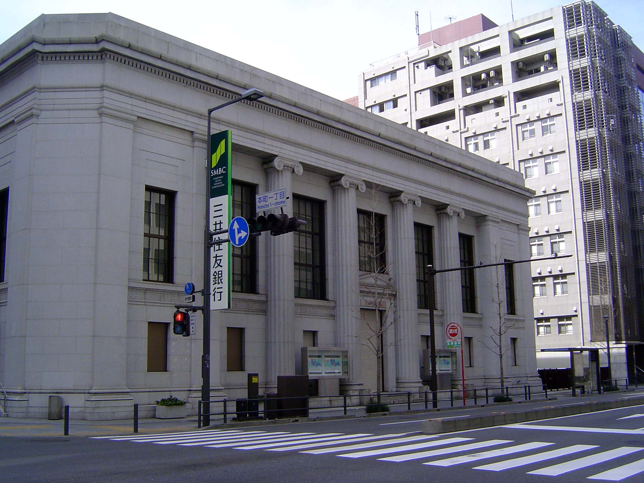Amazing! A bank building that's still a bank, in this case the Sumitomo Mitsui Banking Corporation.