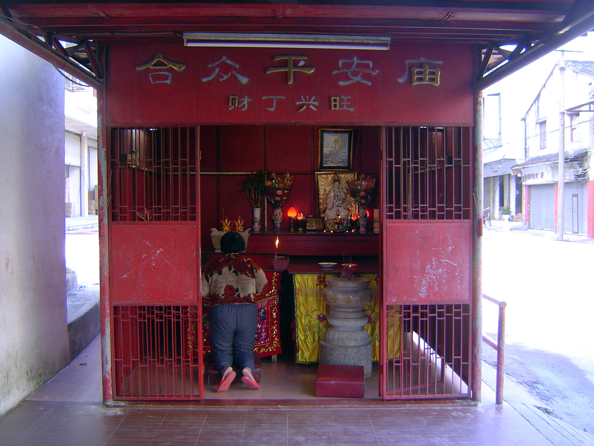 A street-side temple. It might just offer consolation to sailors and their families.