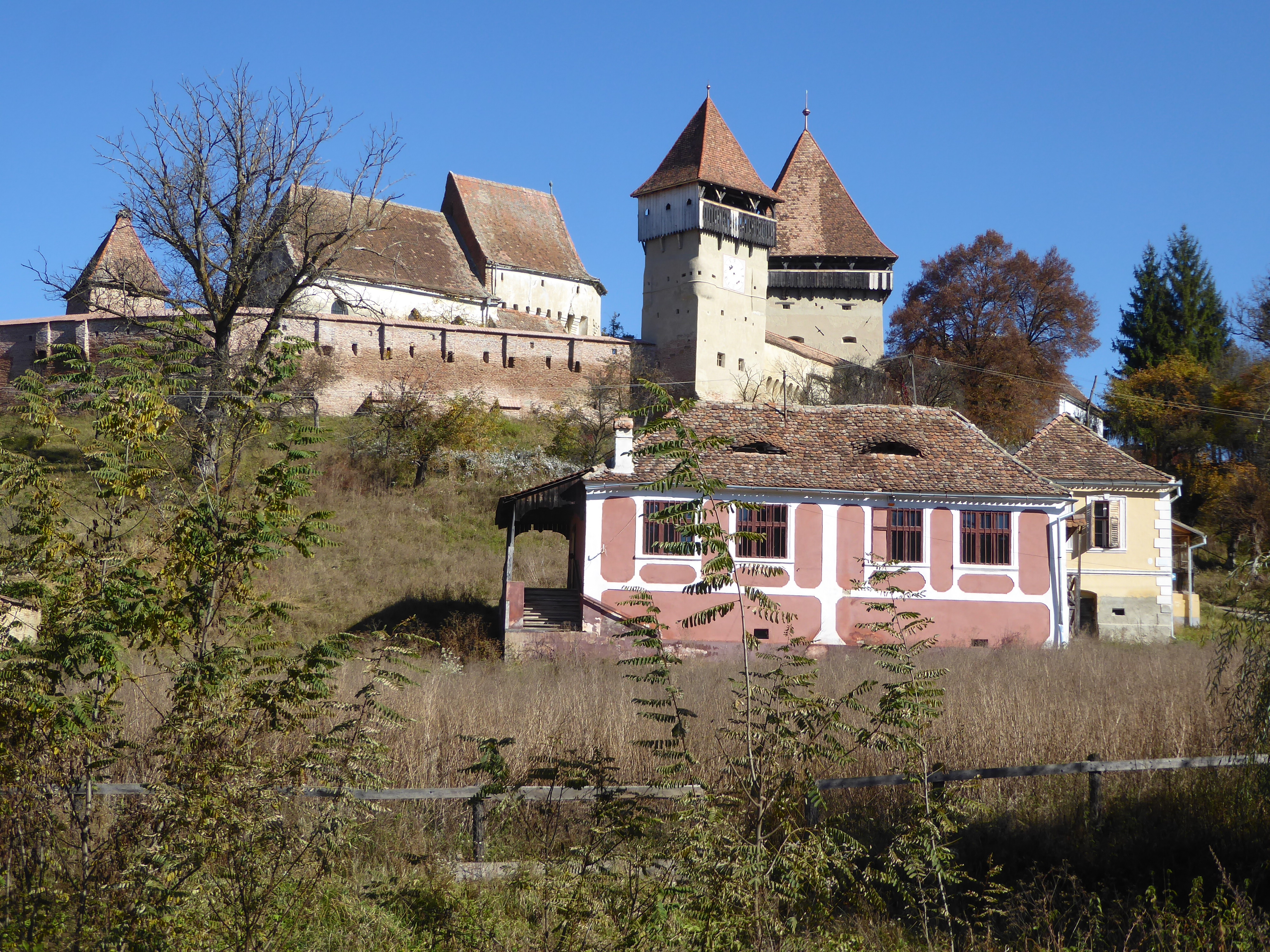 Back to Alma Vii. The church was begun in the 1300s but the fortifications are from the 1500s. Unusually, the towers are on the wall, not on