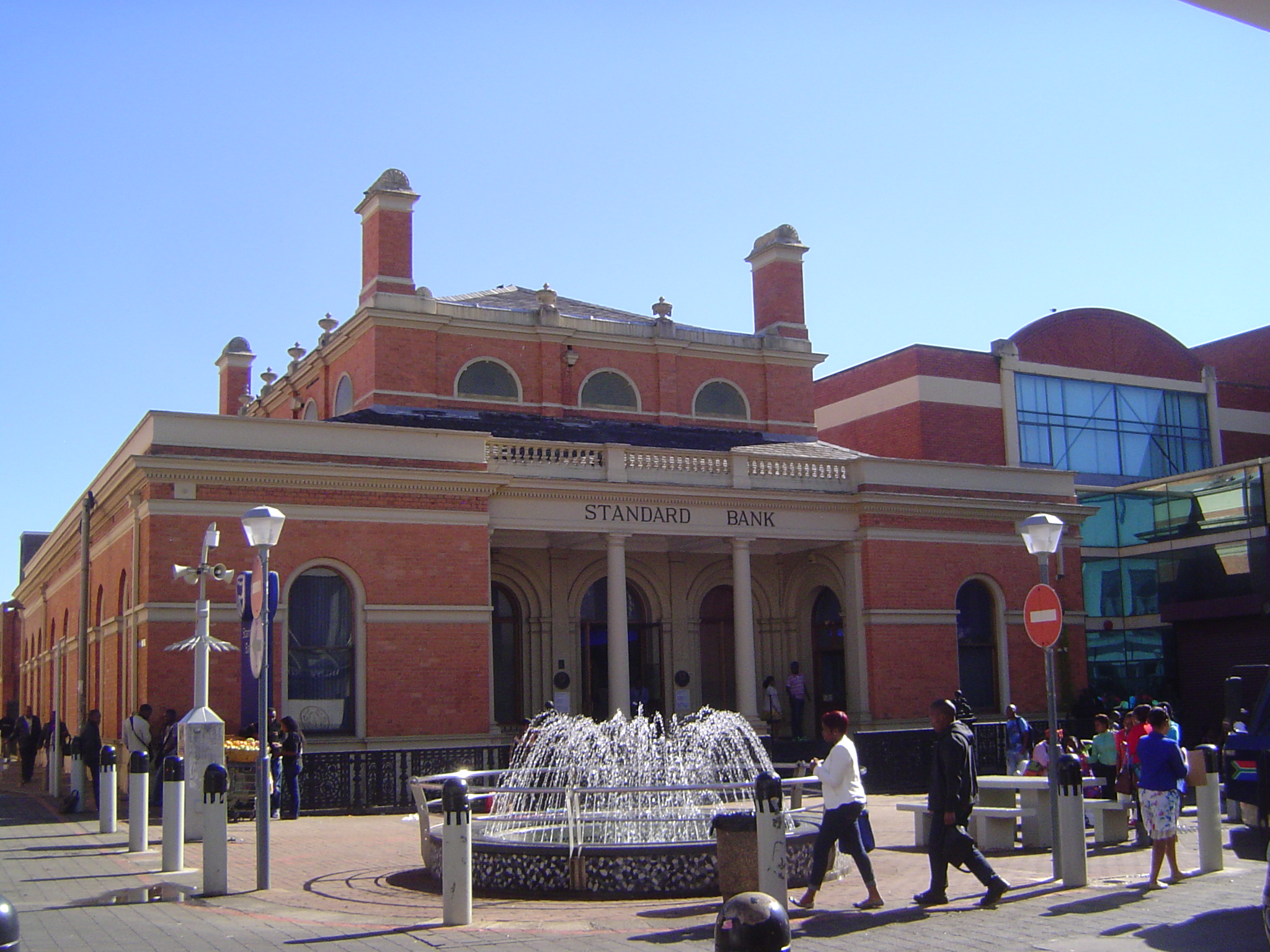Easy to ignore, the Standard Bank building of 1882 is considered by Brian Kearney to be "a splendid building, probably the best in Natal and