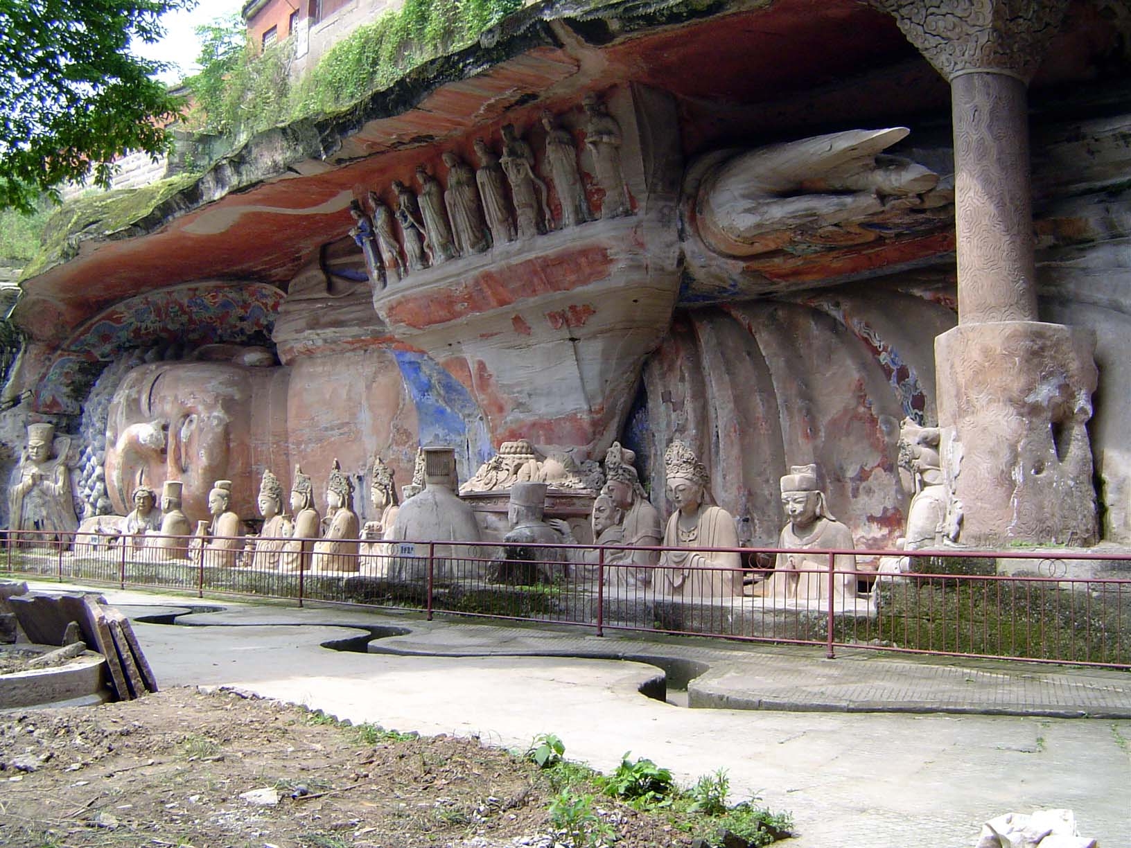 In front of him is a line of disciples, bodhisattvas, and officials in mourning.