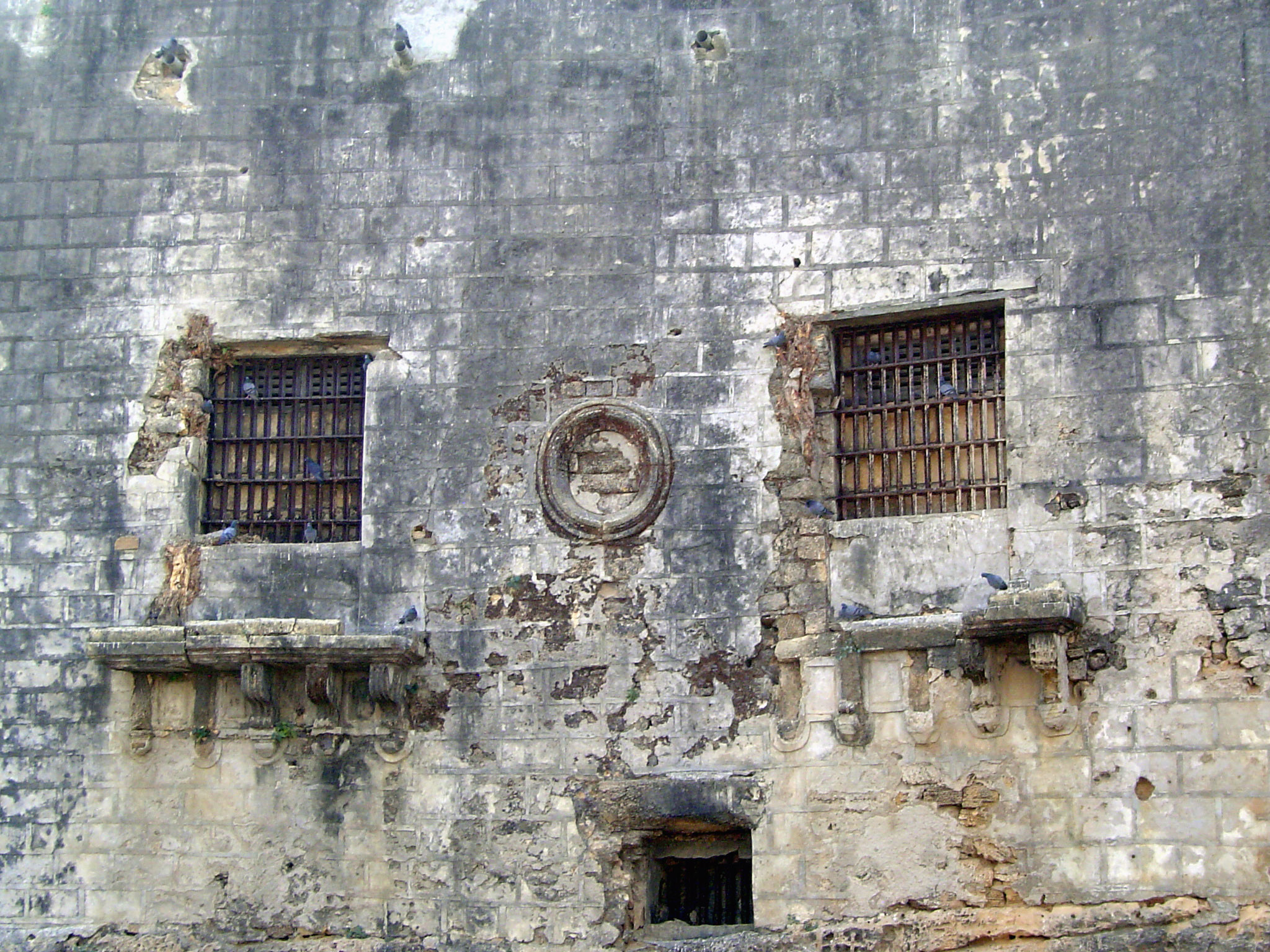 Old balconies have been largely obliterated. The heavy bars may have something to do with the fact that even now this part of the fort is a