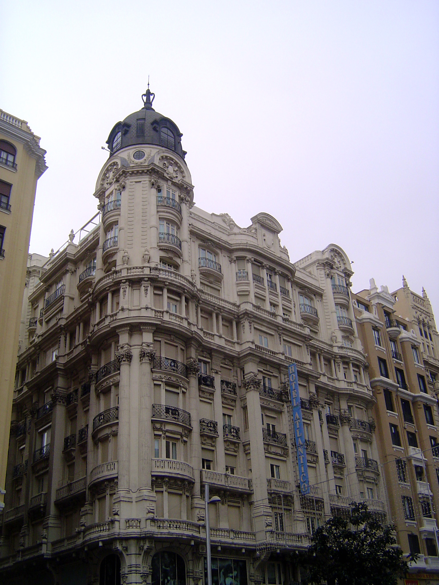 We pass now from 11 to 1 o'clock along the Gran Via, created in 1911. Goitia writes: "The Gran Via was Alfonso's great internal structural r